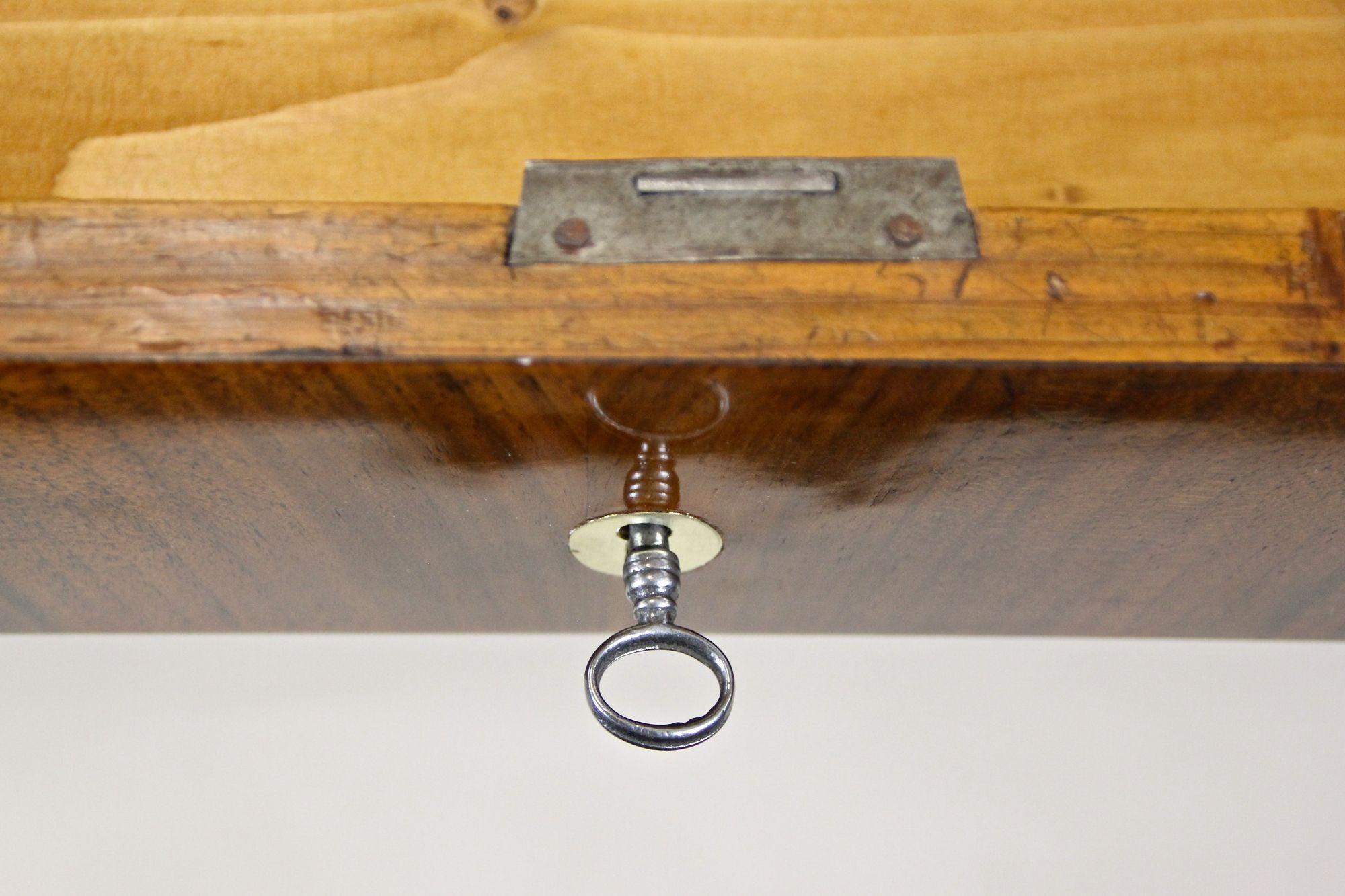 Metà XIX secolo Biedermeier del XIX secolo in legno di noce Commode/ Trumeau, Austria, circa 1845 in vendita