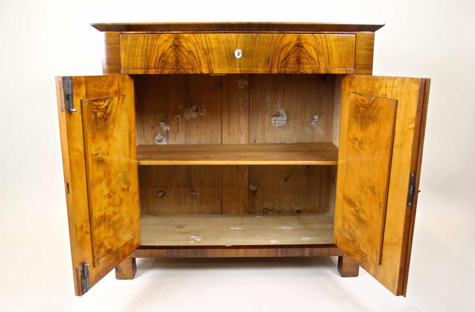 Ottone Biedermeier del XIX secolo in legno di noce Commode/ Trumeau, Austria, circa 1845 in vendita