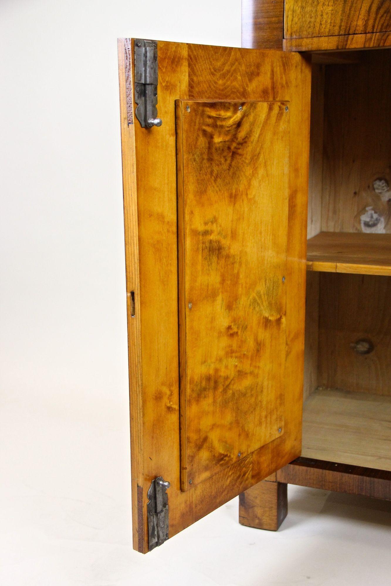 Biedermeier del XIX secolo in legno di noce Commode/ Trumeau, Austria, circa 1845 in vendita 1