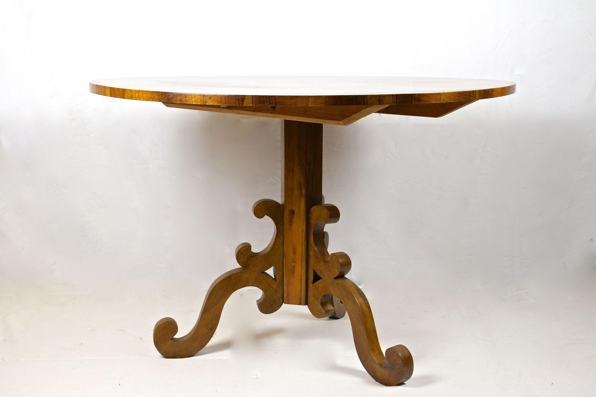 19th Century Biedermeier Nutwood Dining Table / Center Table, Austria, ca 1830 For Sale 7