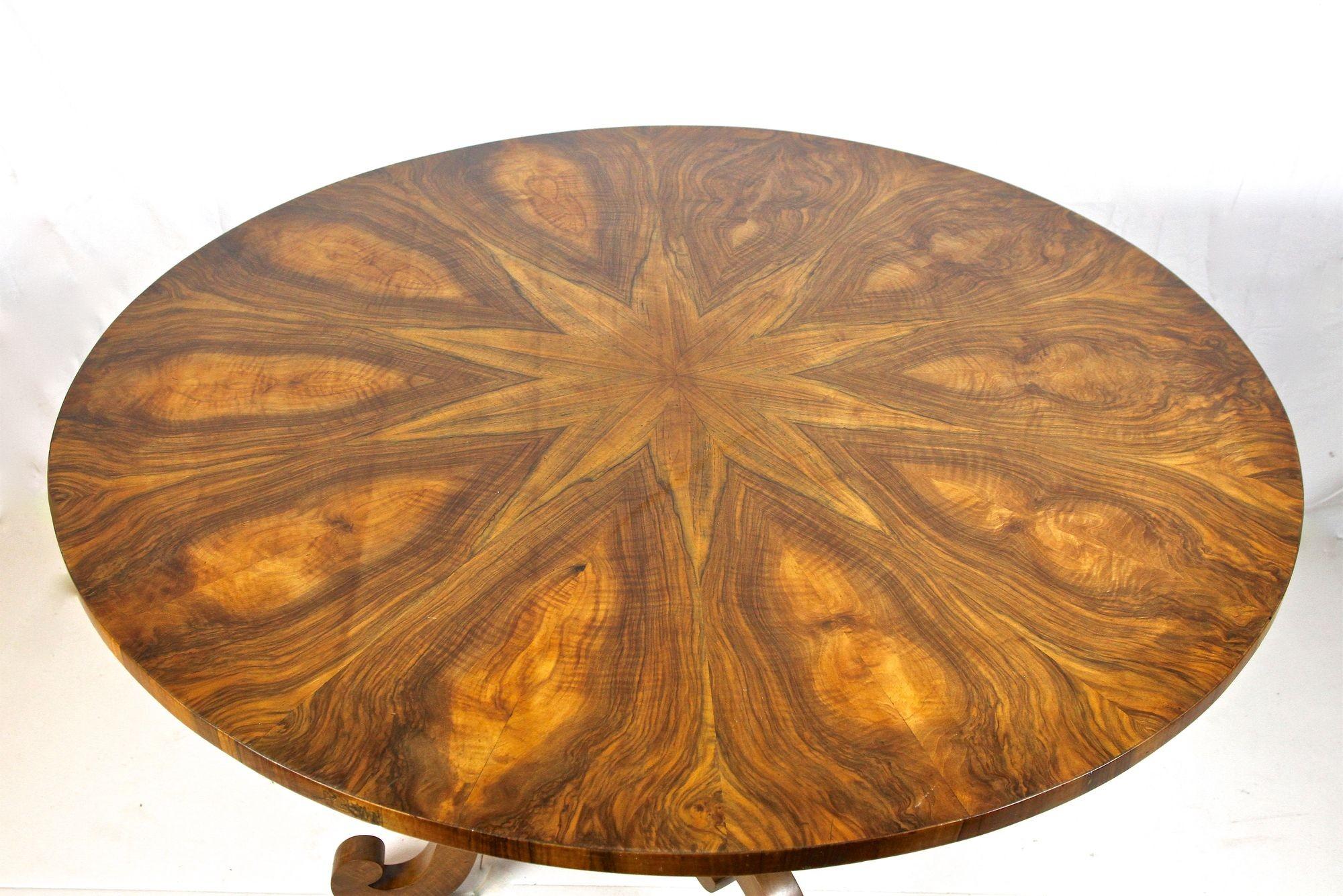 Striking round early 19th century Biedermeier dining- or center table coming from the famous period in Vienna/ Austria. Elaborately handcrafted around around 1830, this gorgeous round antique Biedermeier table impresses with an absolute fantastic