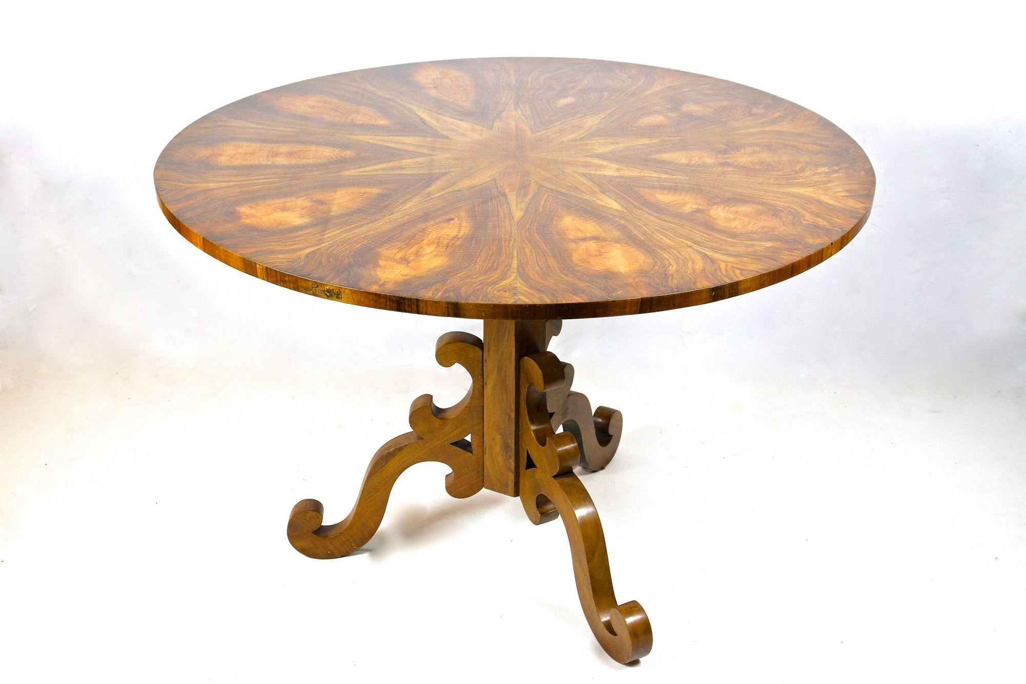 Polished 19th Century Biedermeier Nutwood Dining Table / Center Table, Austria, ca 1830 For Sale