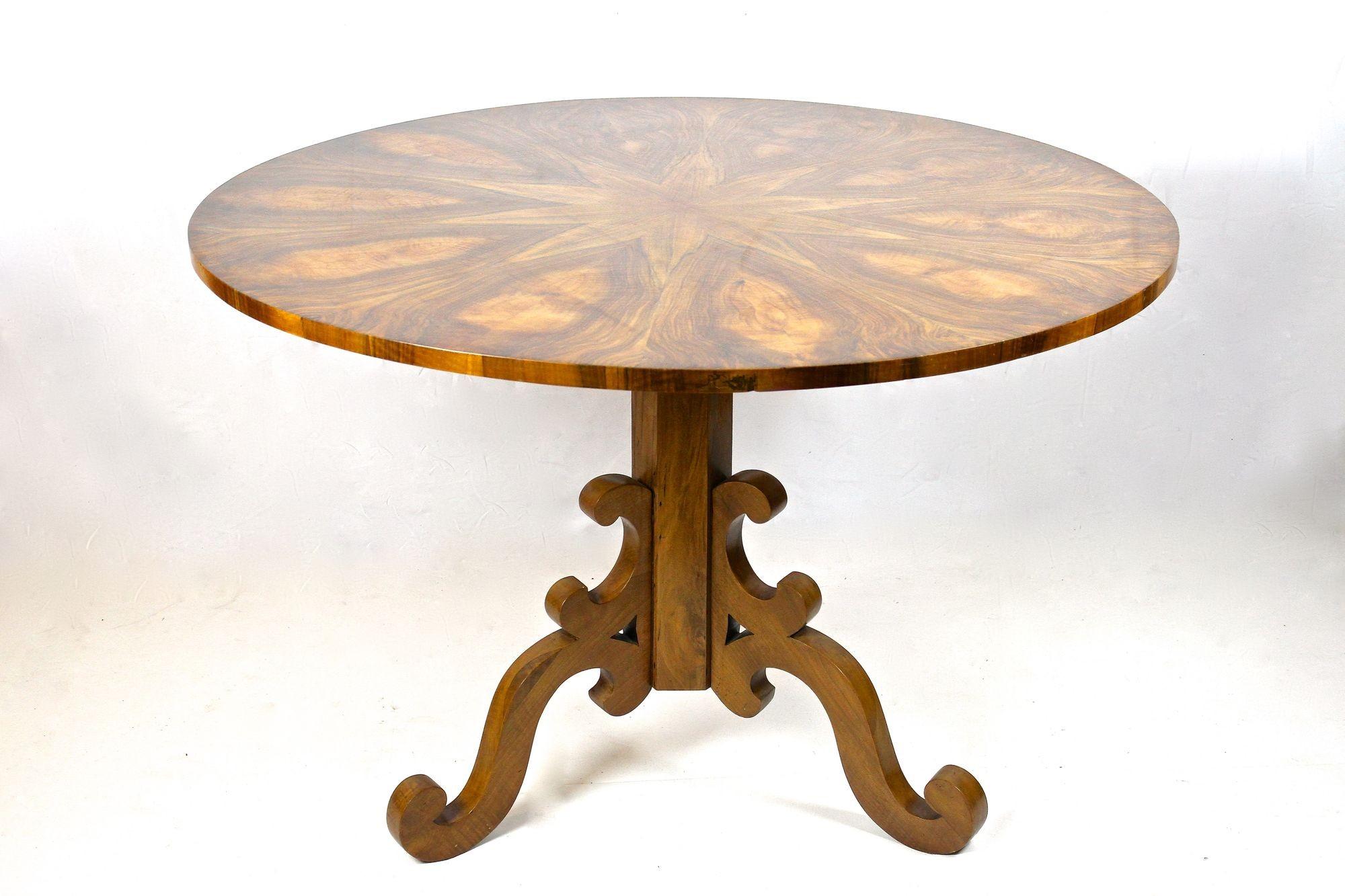 19th Century Biedermeier Nutwood Dining Table / Center Table, Austria, ca 1830 In Good Condition For Sale In Lichtenberg, AT