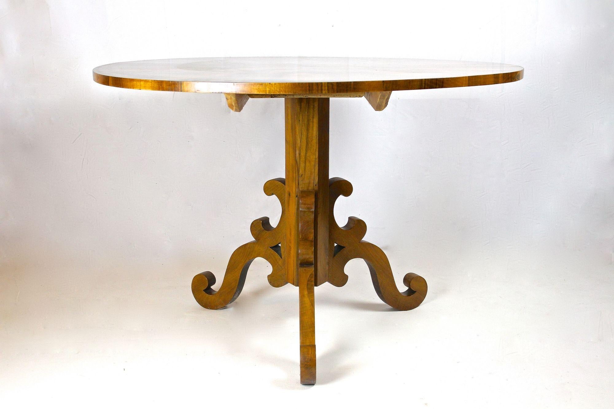 19th Century Biedermeier Nutwood Dining Table / Center Table, Austria, ca 1830 For Sale 1
