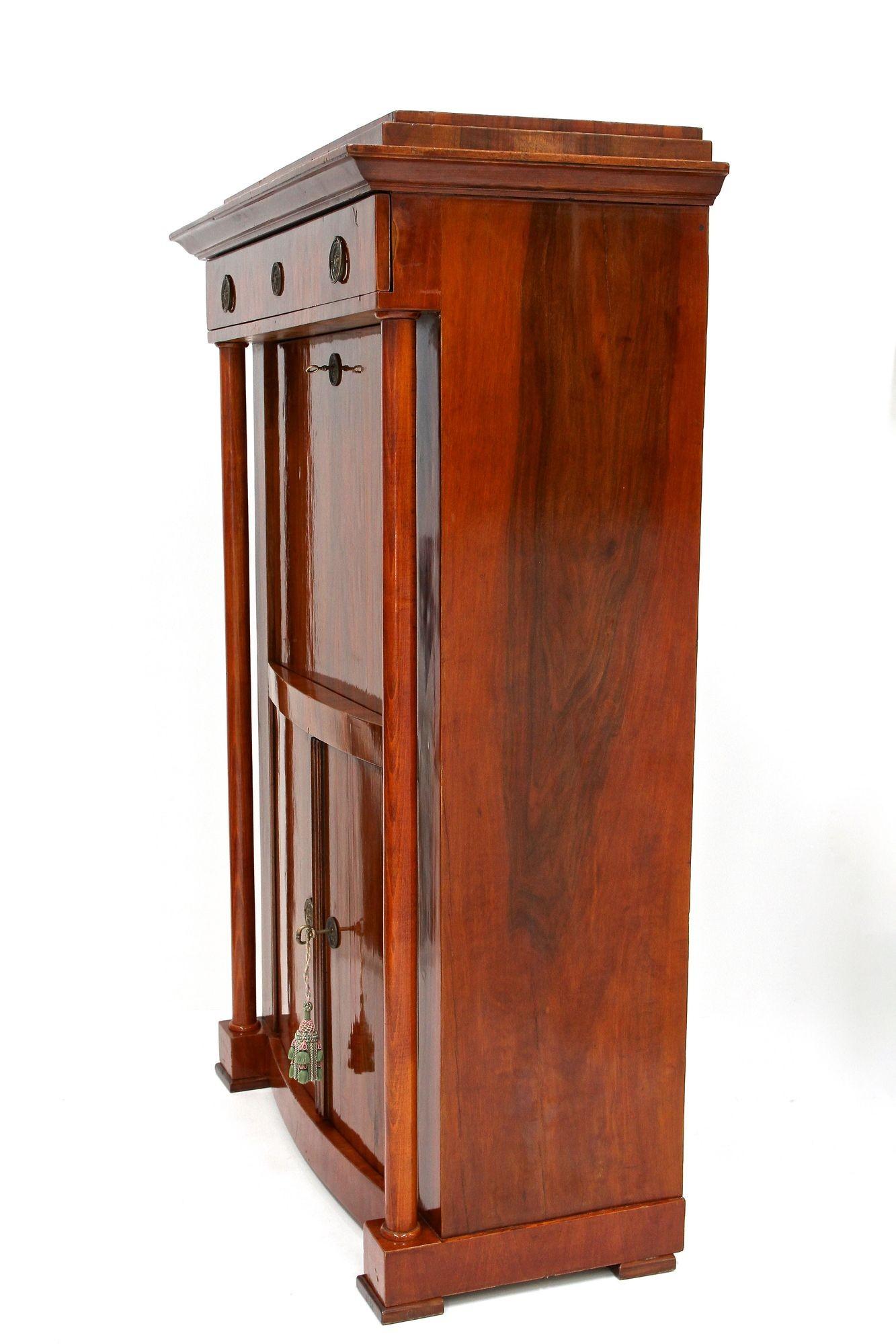 19th Century Biedermeier Nutwood Secretary Desk/ Secretaire, Austria ca. 1820/25 For Sale 7