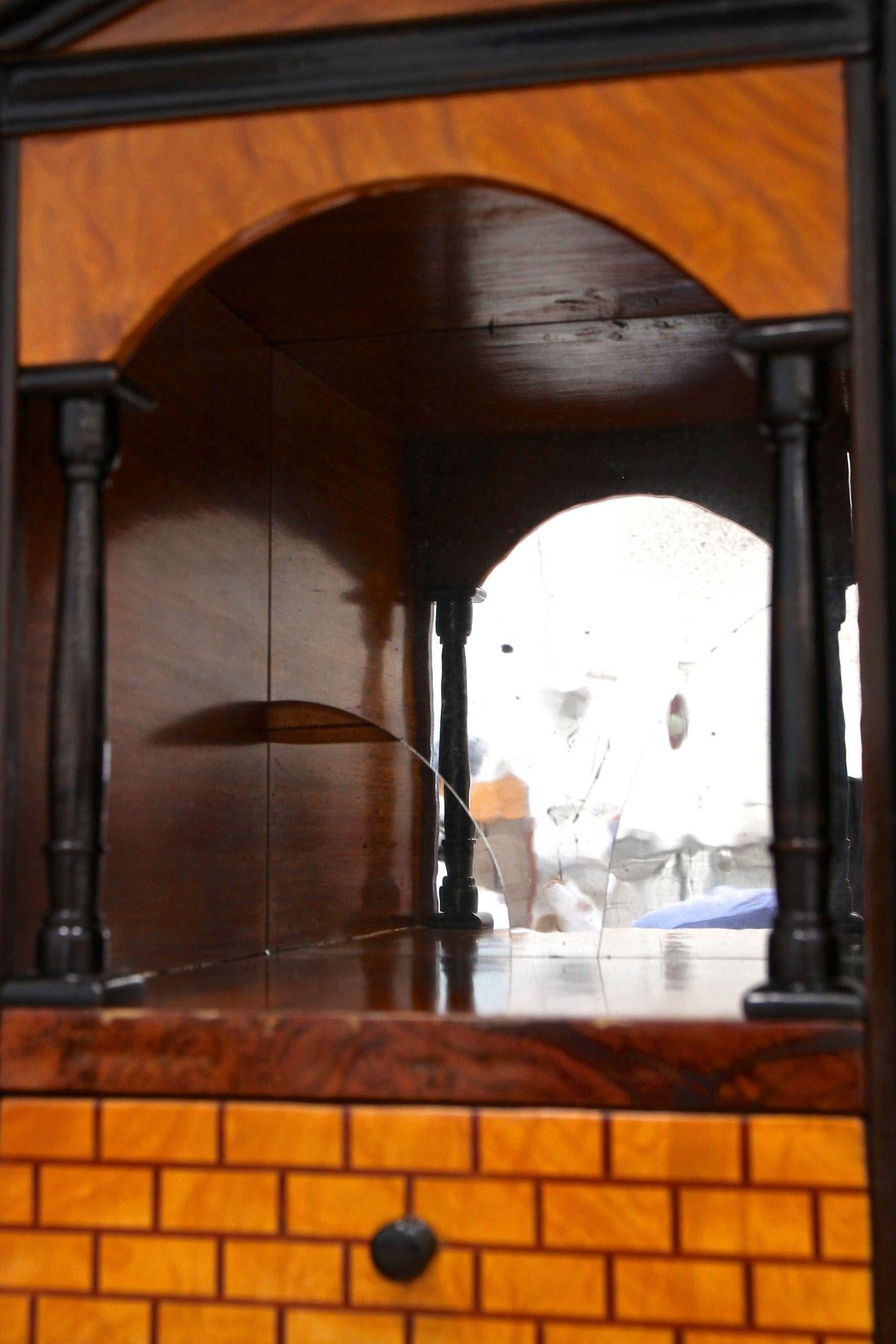 19th Century Biedermeier Nutwood Secretary Desk/ Secretaire, Austria ca. 1820/25 For Sale 10