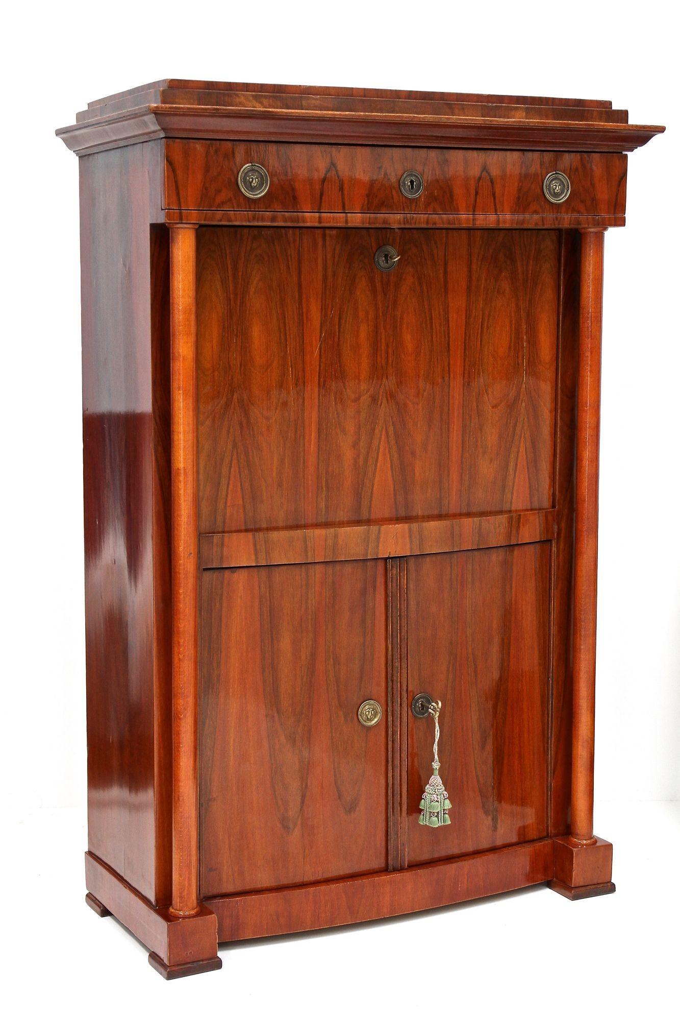 Splendid early 19th century Biedermeier secretaire/ secretary desk from the renowed period in Vienna/ Austria around 1820/25. A spectacular, early example of a Biedermeier secretary which has been venereed with finest mirror-matched nutwood, showing