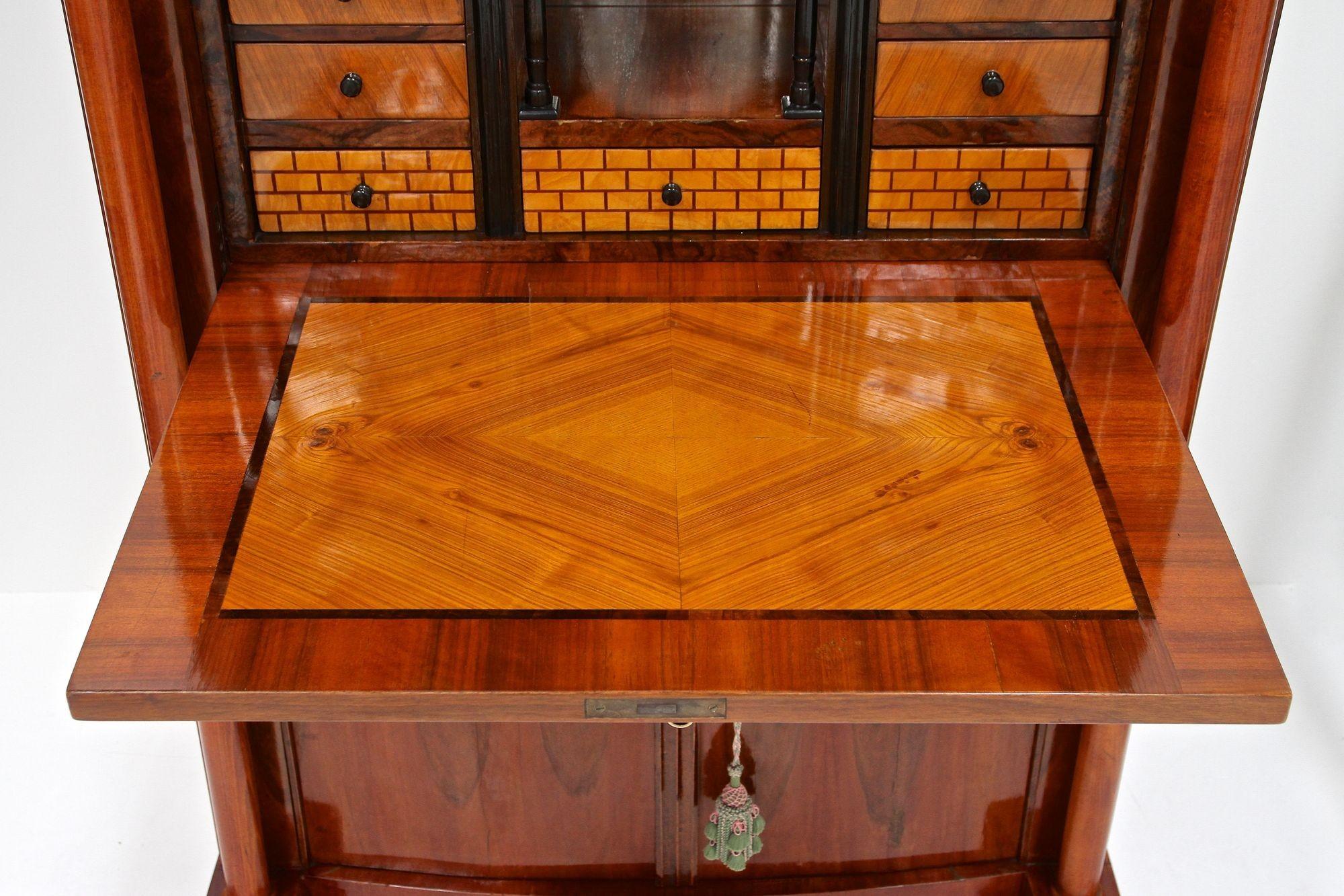 19th Century Biedermeier Nutwood Secretary Desk/ Secretaire, Austria ca. 1820/25 In Good Condition For Sale In Lichtenberg, AT