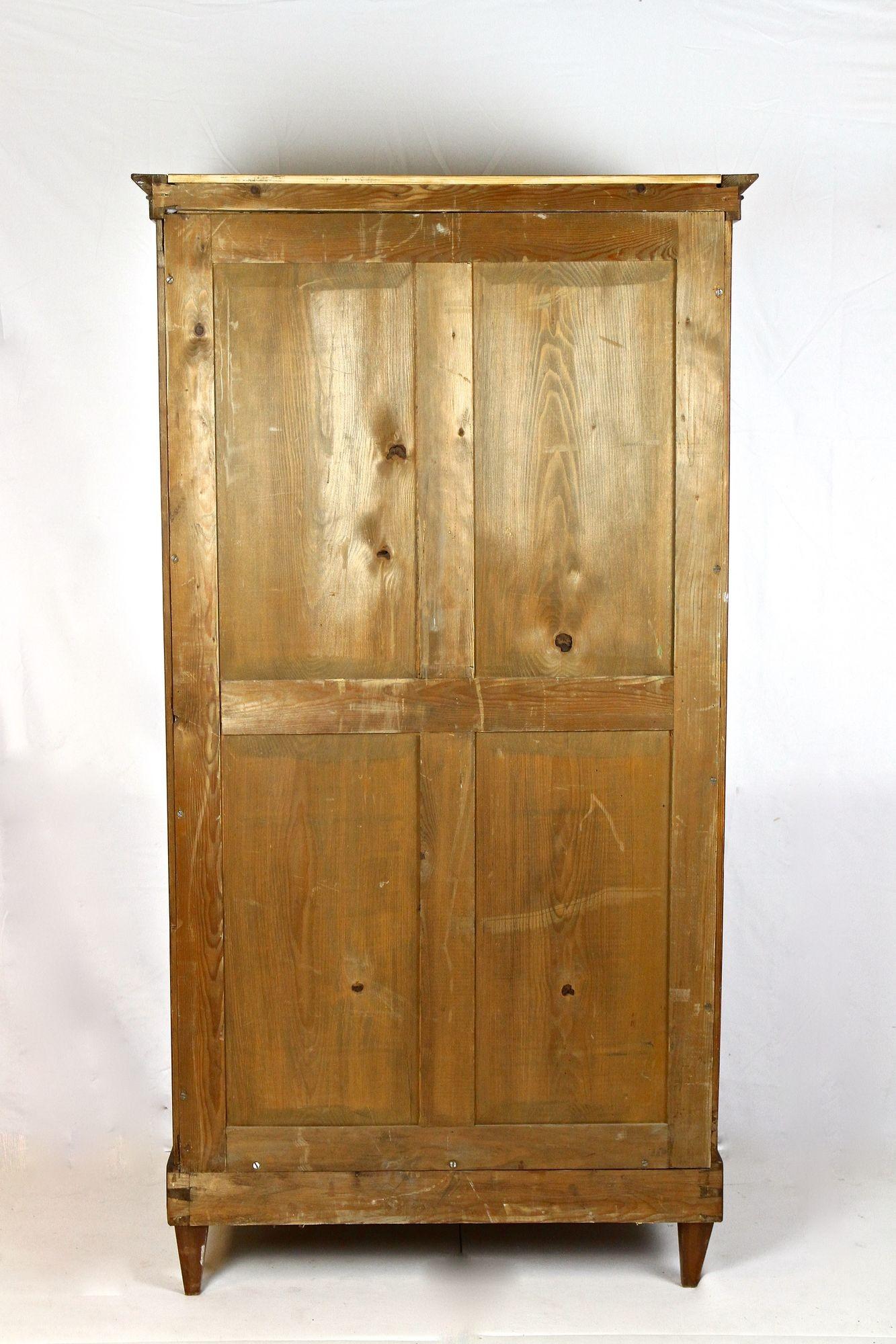 Vetrinetta in legno di noce Biedermeier del XIX secolo, Austria, circa 1840 in vendita 6