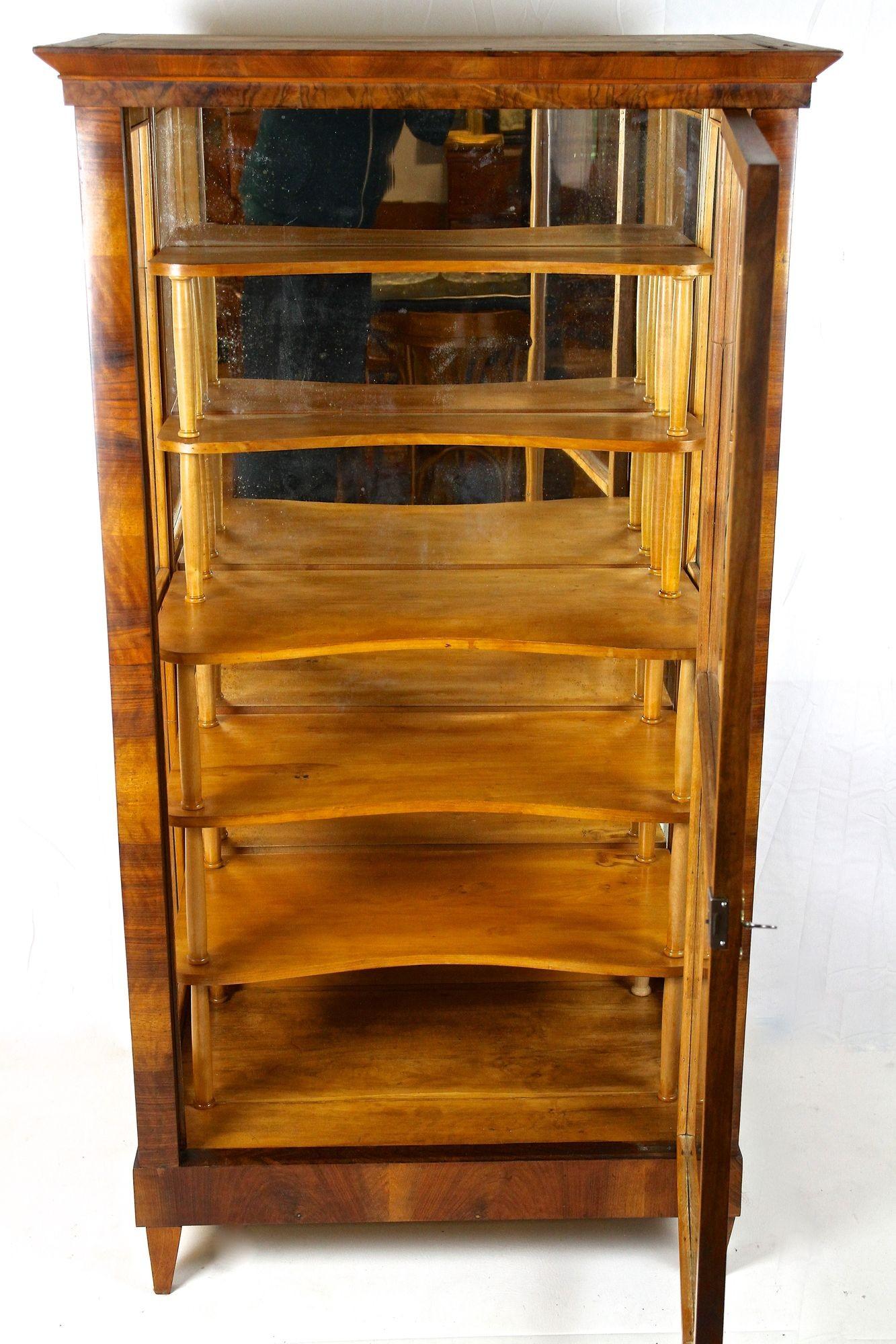 Austriaco Vetrinetta in legno di noce Biedermeier del XIX secolo, Austria, circa 1840 in vendita