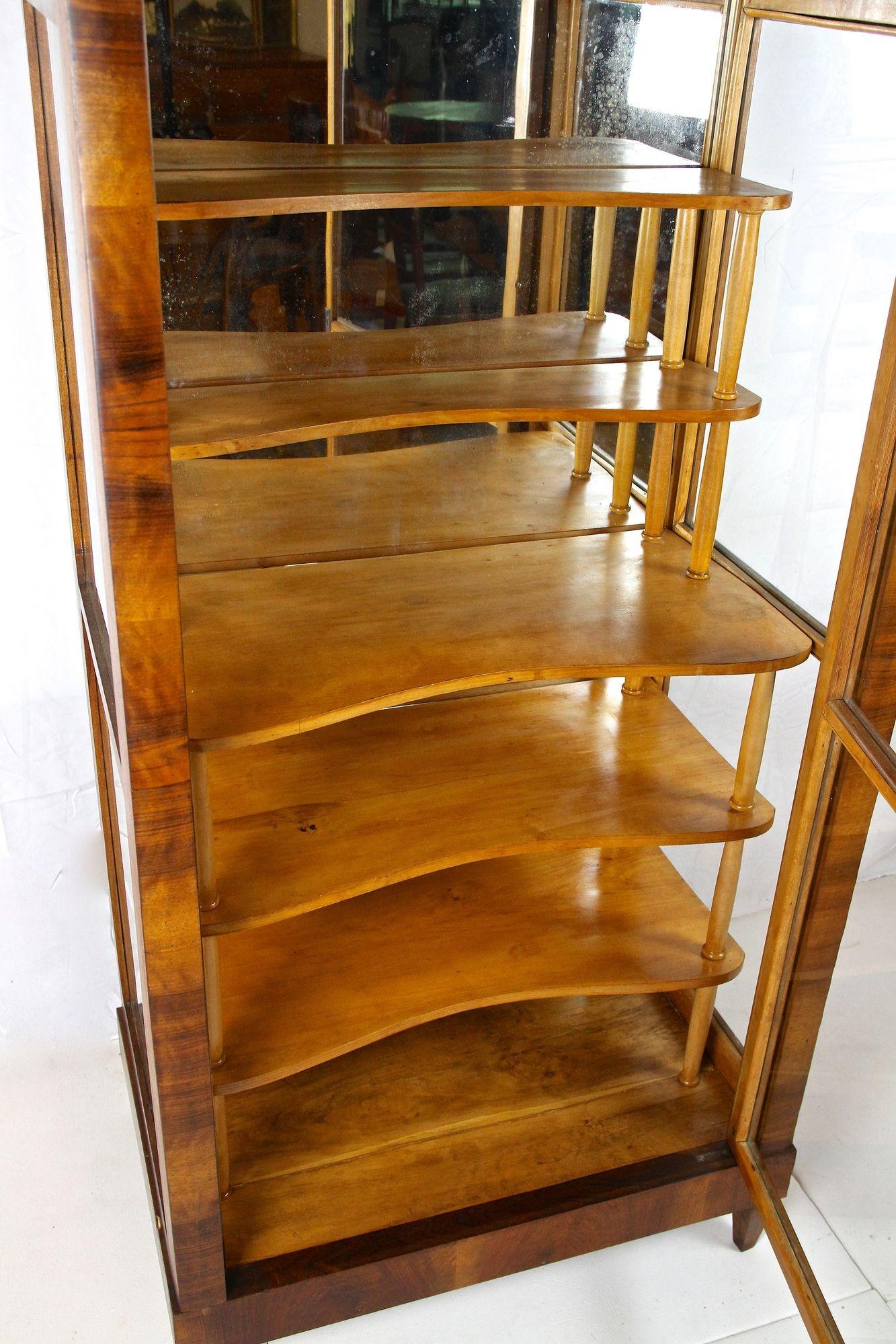 Lucidato Vetrinetta in legno di noce Biedermeier del XIX secolo, Austria, circa 1840 in vendita