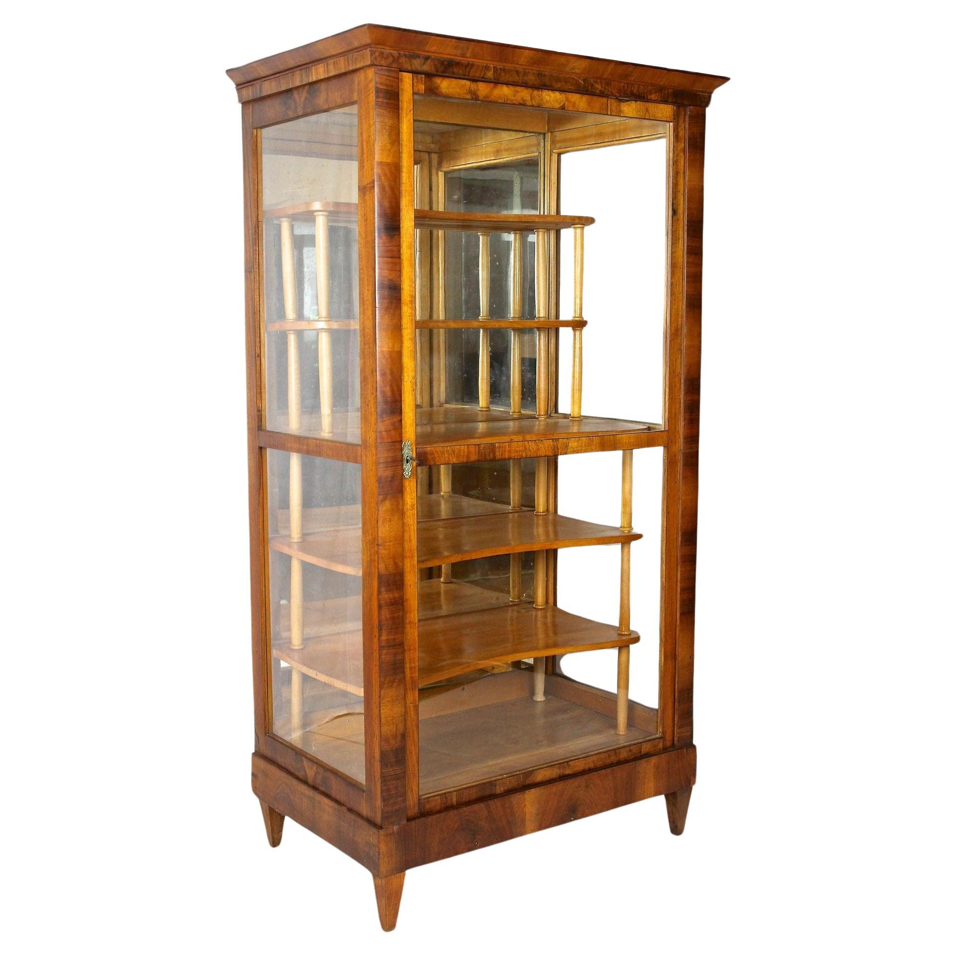 19. Jahrhundert Biedermeier Nussbaum Vitrine/ Vitrinenschrank, Österreich um 1840