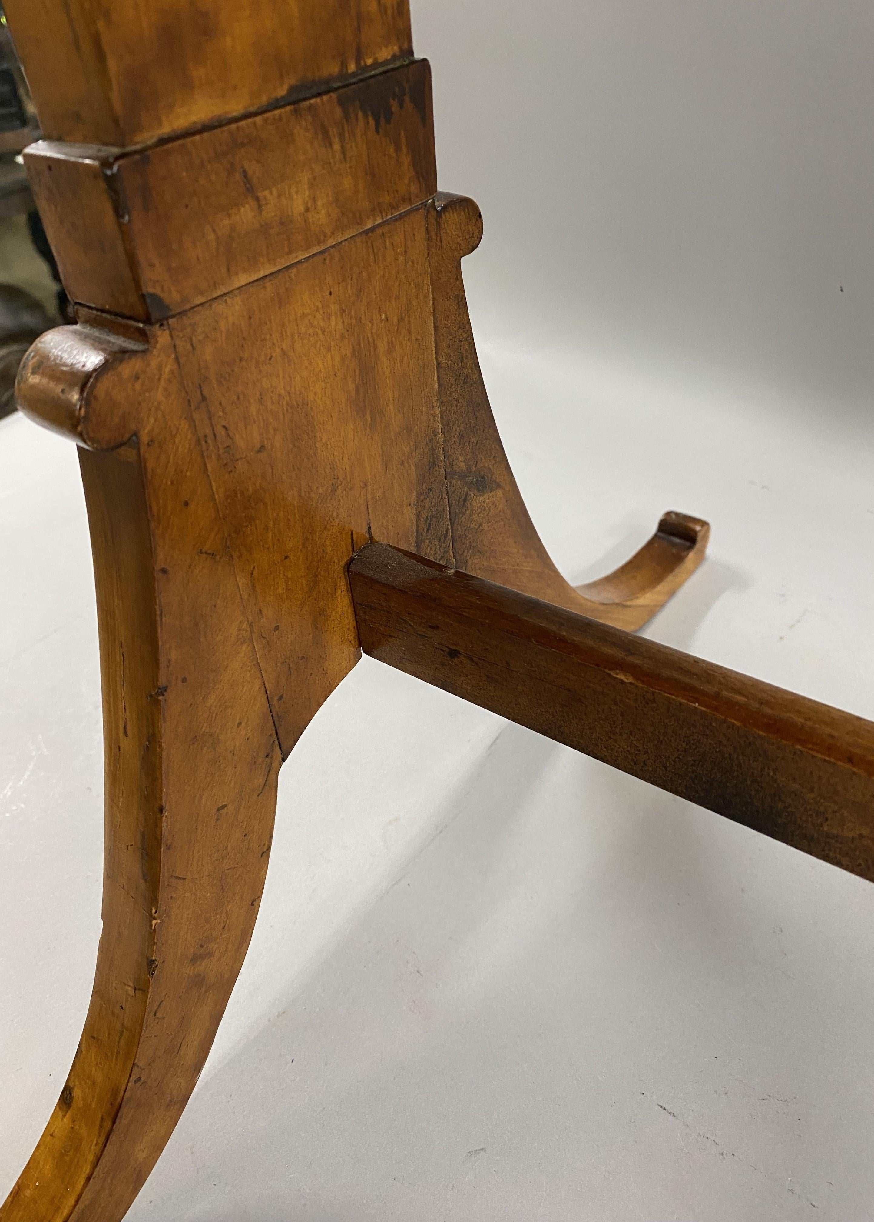 Table de travail ou d'appoint à un tiroir Biedermeier du 19e siècle avec incrustation de paterae en diamant en vente 3