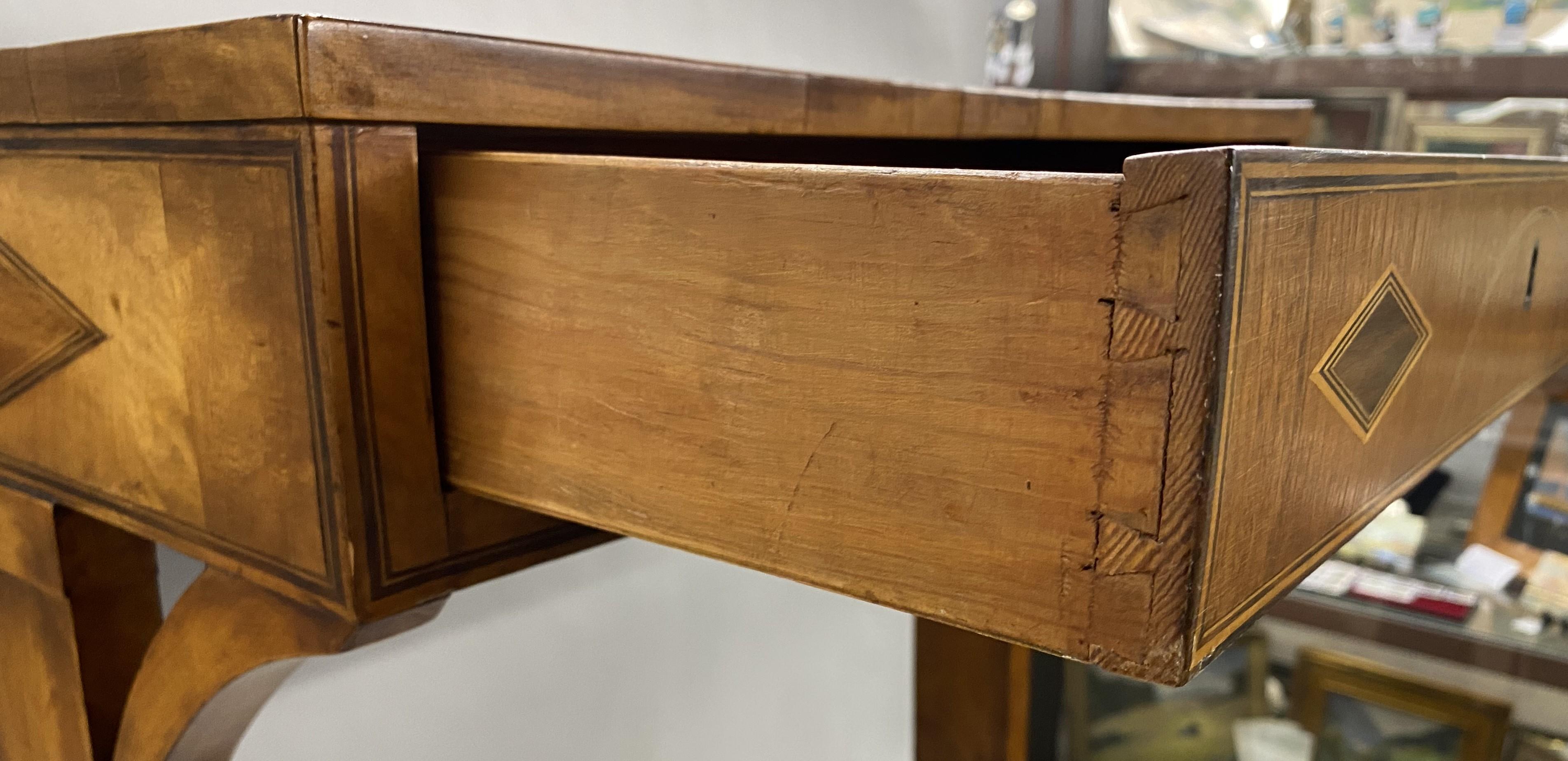 Table de travail ou d'appoint à un tiroir Biedermeier du 19e siècle avec incrustation de paterae en diamant en vente 5