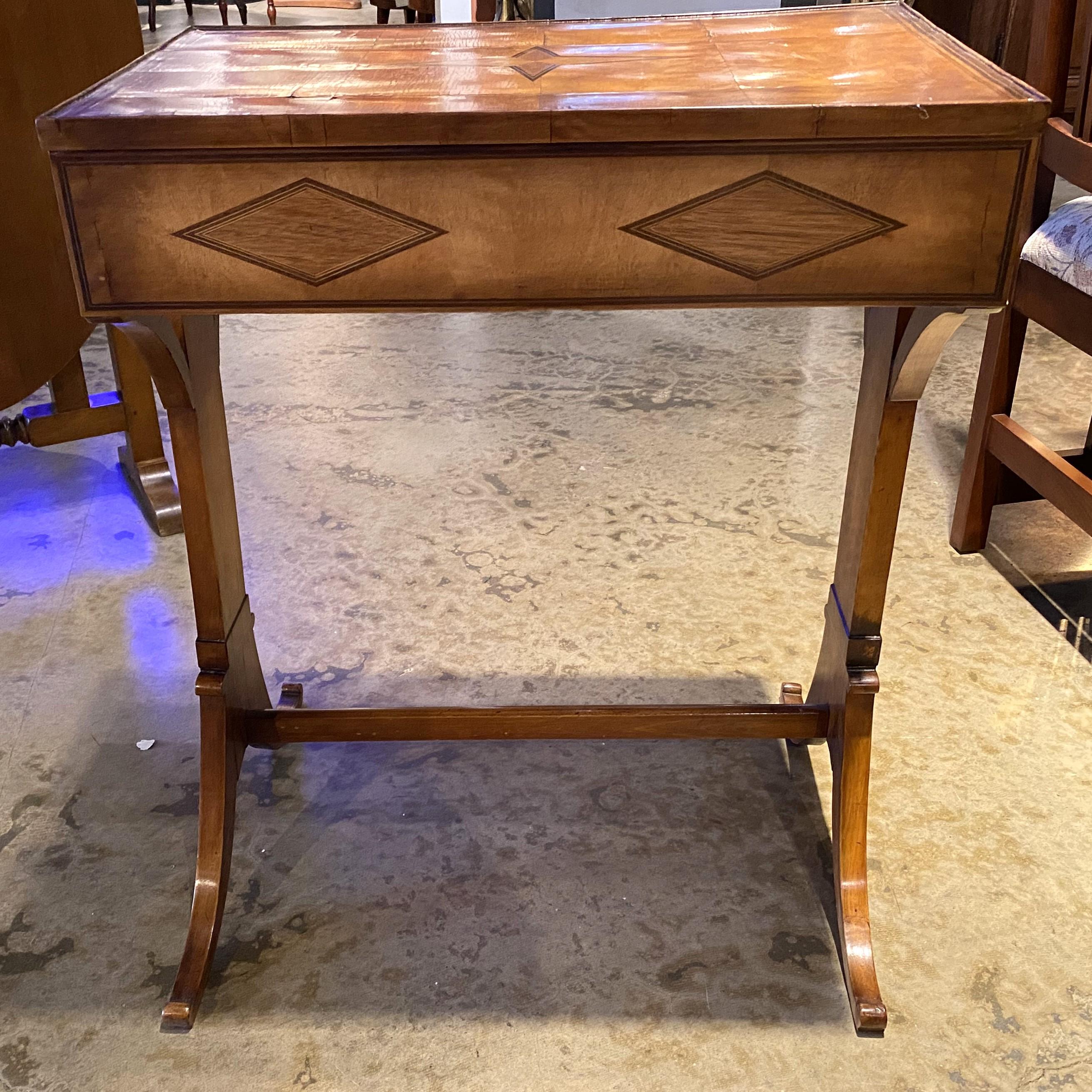 Table de travail ou d'appoint à un tiroir Biedermeier du 19e siècle avec incrustation de paterae en diamant en vente 6