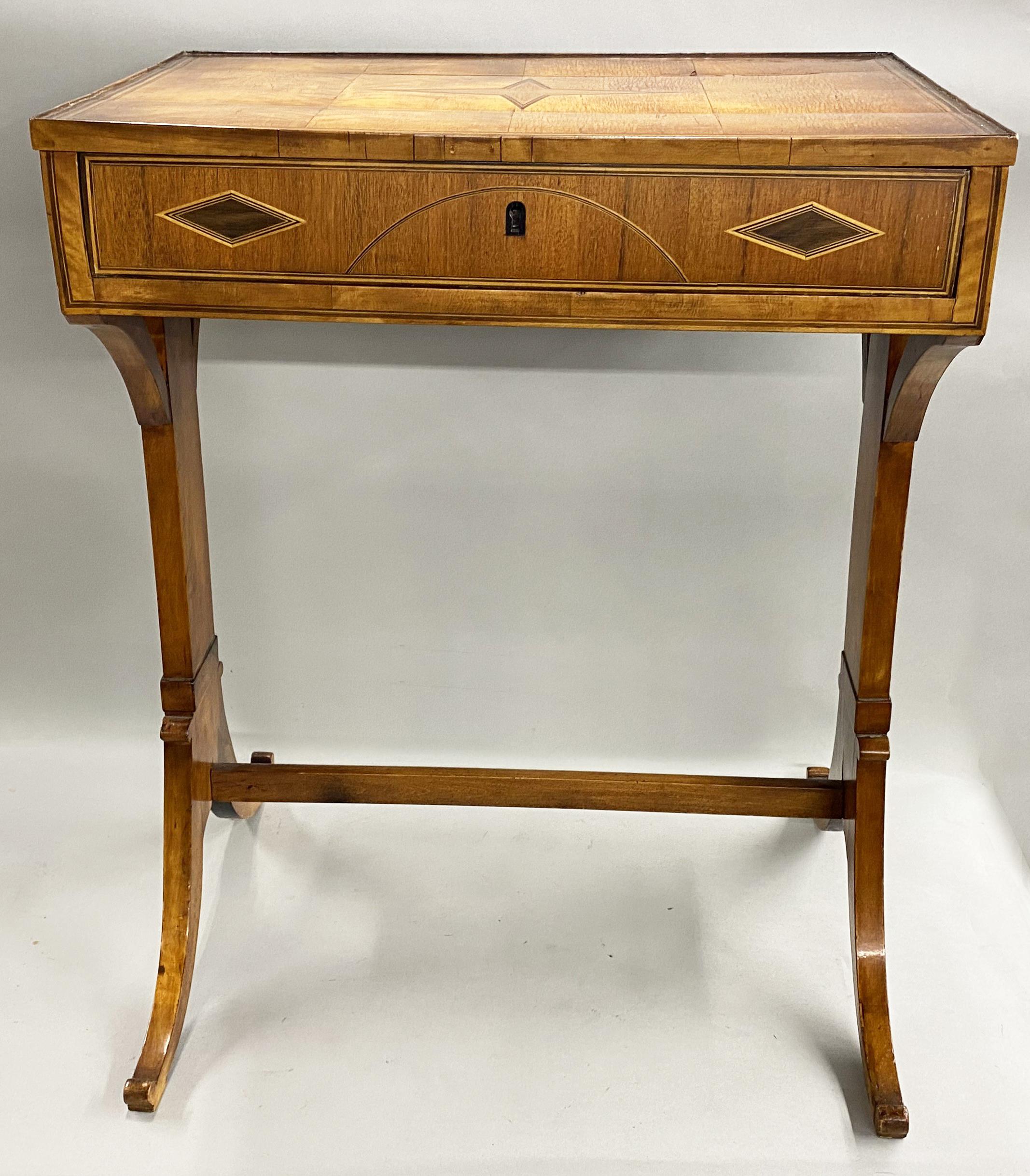Table de travail ou d'appoint rectangulaire à un tiroir en bois fruitier de Biedermeier, avec incrustation de paterae de diamants sur le dessus et les côtés et pieds extérieurs à volutes avec un seul châssis, datant du 19ème siècle. Très bon état