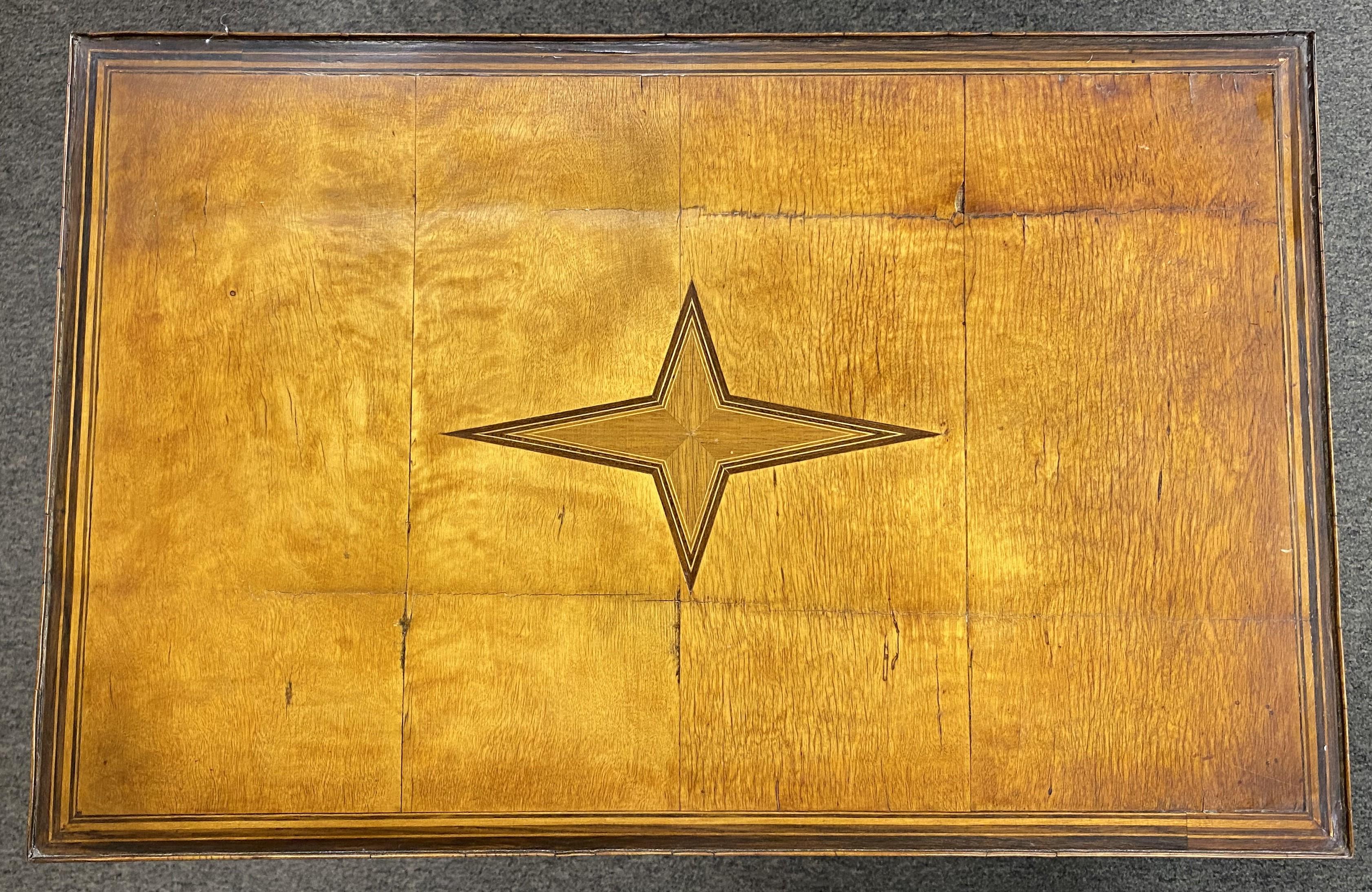 Allemand Table de travail ou d'appoint à un tiroir Biedermeier du 19e siècle avec incrustation de paterae en diamant en vente