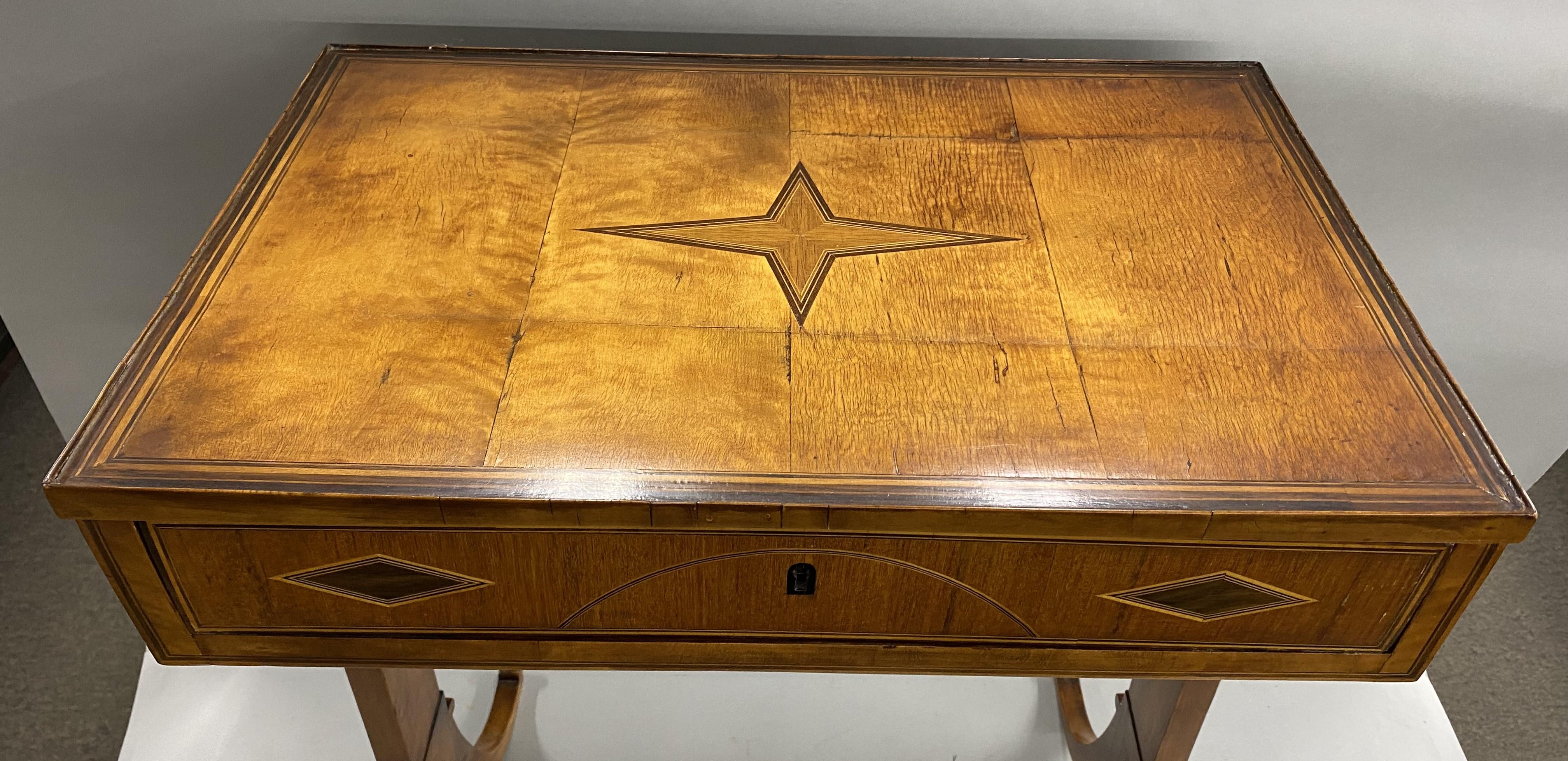 Sculpté à la main Table de travail ou d'appoint à un tiroir Biedermeier du 19e siècle avec incrustation de paterae en diamant en vente