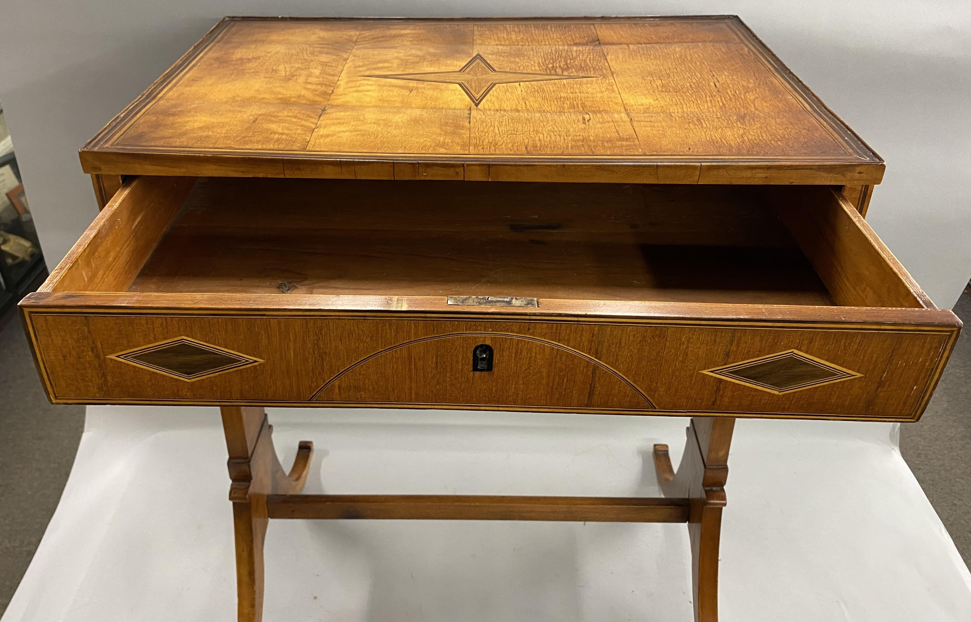 Table de travail ou d'appoint à un tiroir Biedermeier du 19e siècle avec incrustation de paterae en diamant Bon état - En vente à Milford, NH