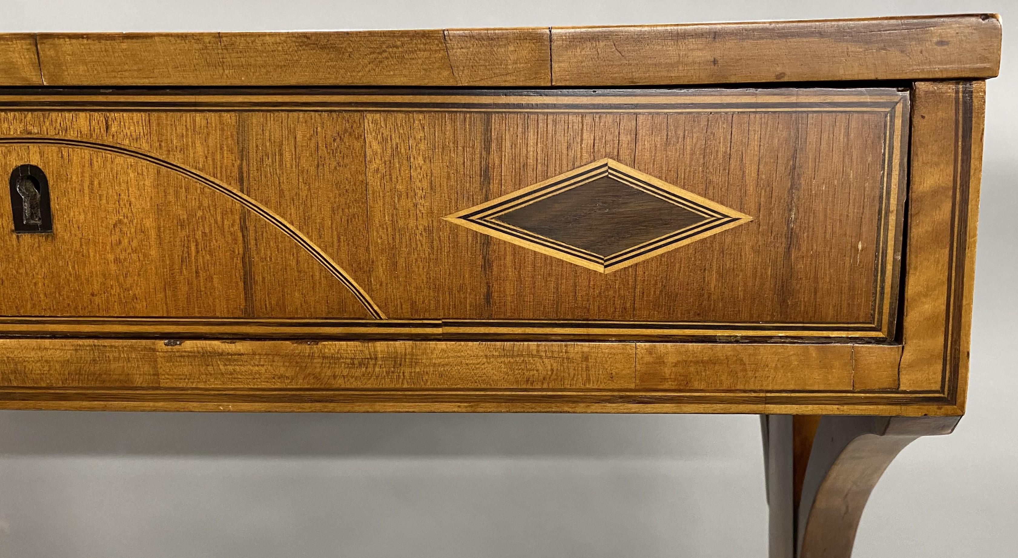 XIXe siècle Table de travail ou d'appoint à un tiroir Biedermeier du 19e siècle avec incrustation de paterae en diamant en vente
