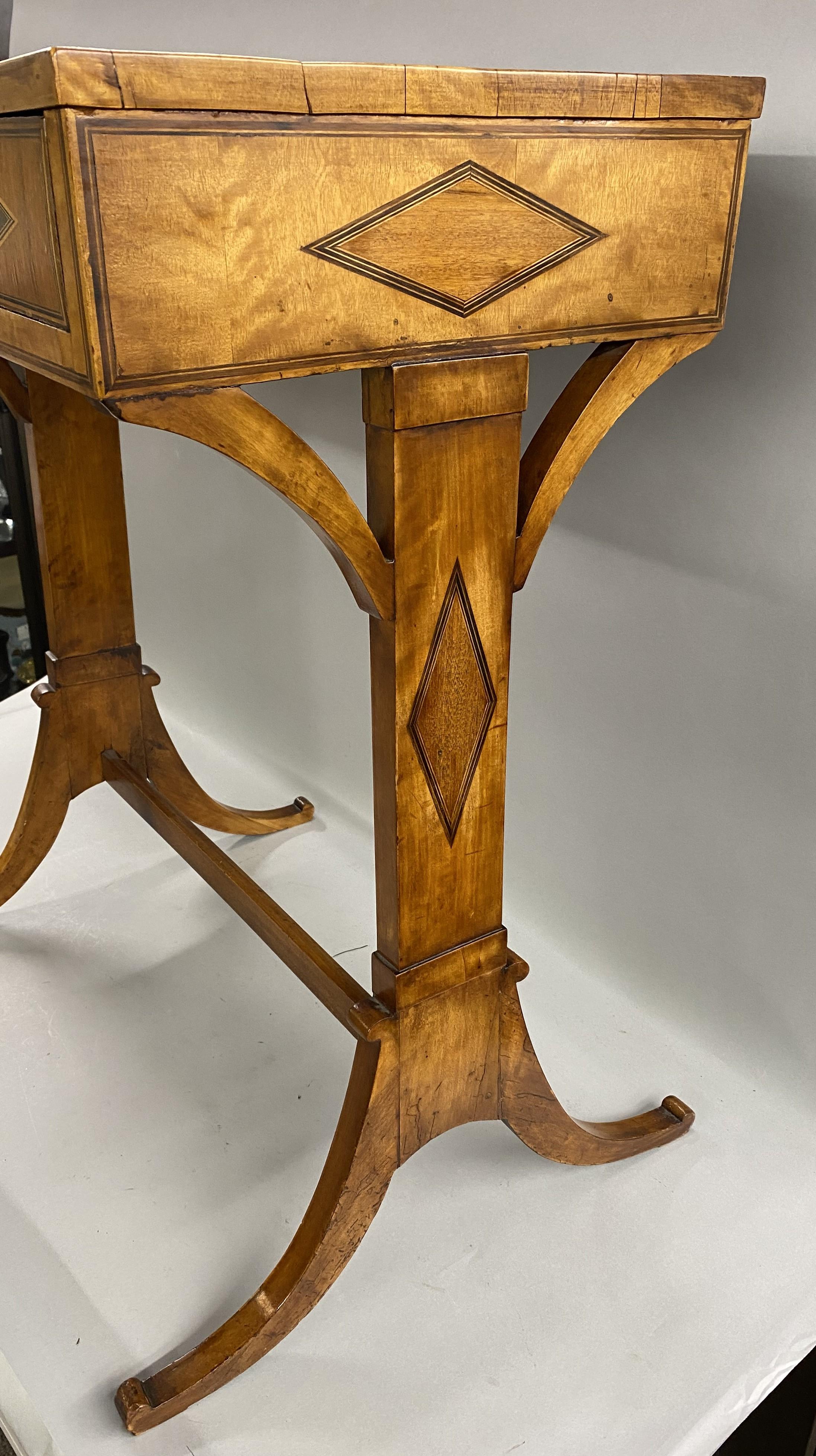 Fruitiers Table de travail ou d'appoint à un tiroir Biedermeier du 19e siècle avec incrustation de paterae en diamant en vente