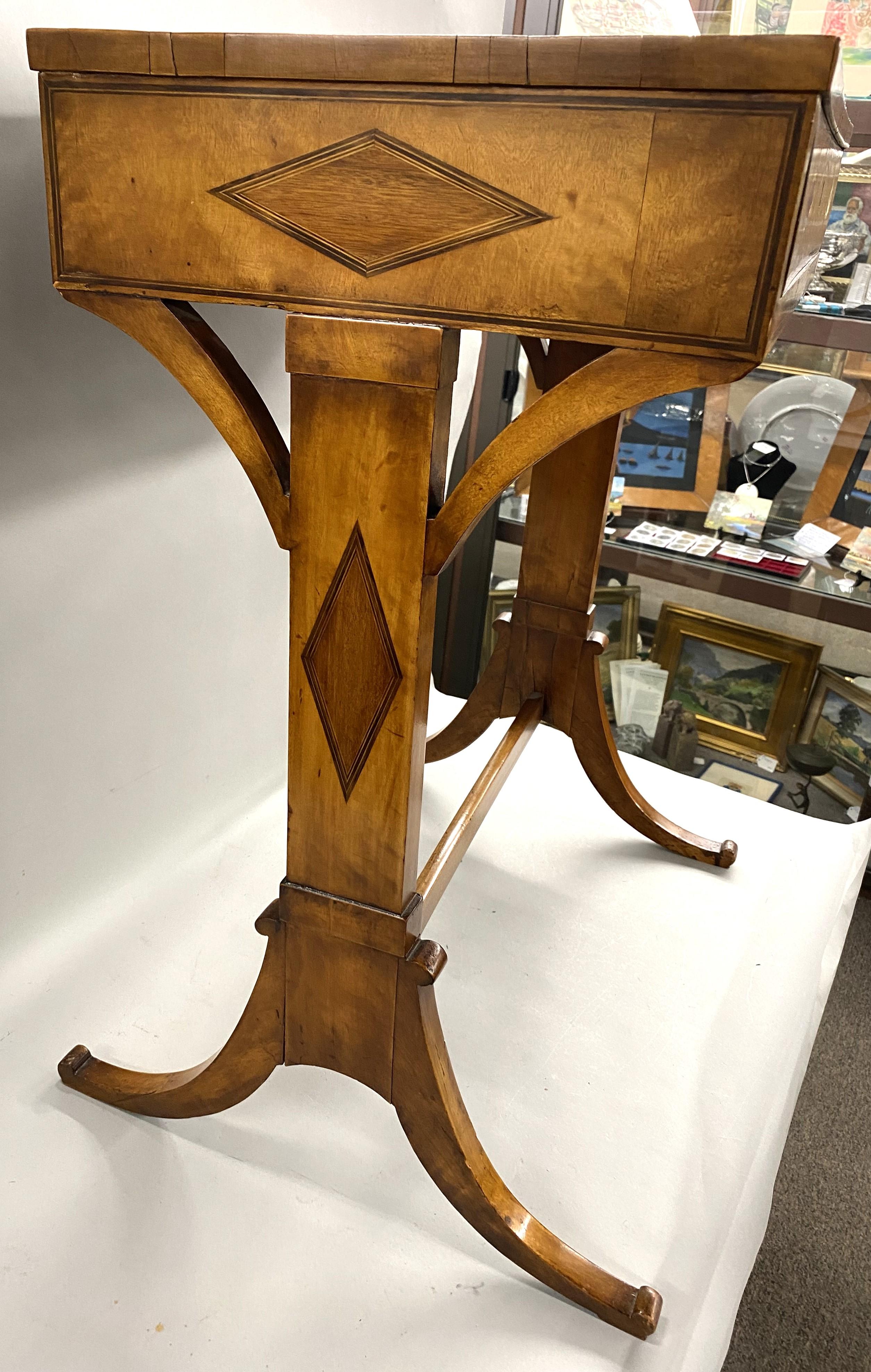 Table de travail ou d'appoint à un tiroir Biedermeier du 19e siècle avec incrustation de paterae en diamant en vente 1