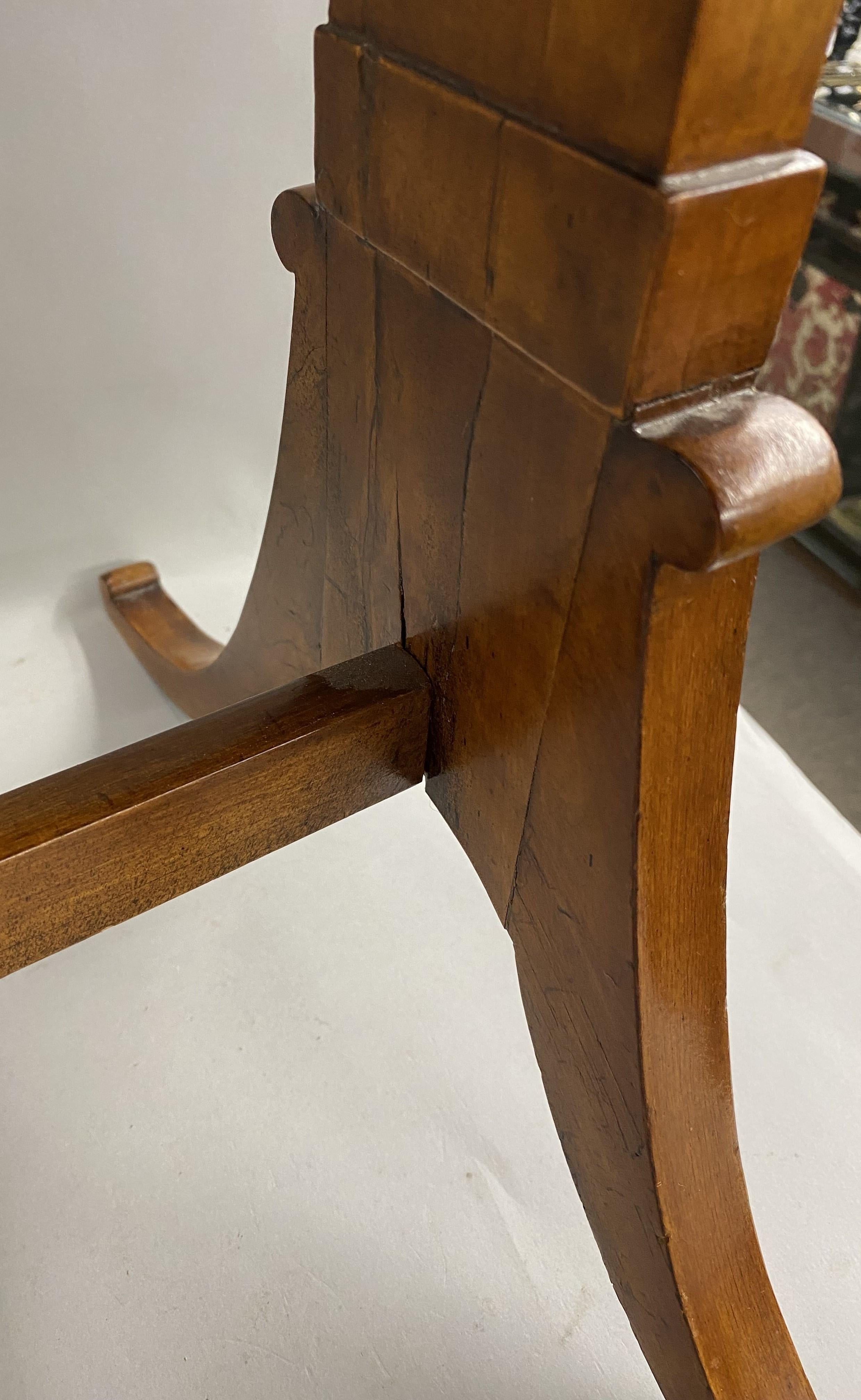 Table de travail ou d'appoint à un tiroir Biedermeier du 19e siècle avec incrustation de paterae en diamant en vente 2