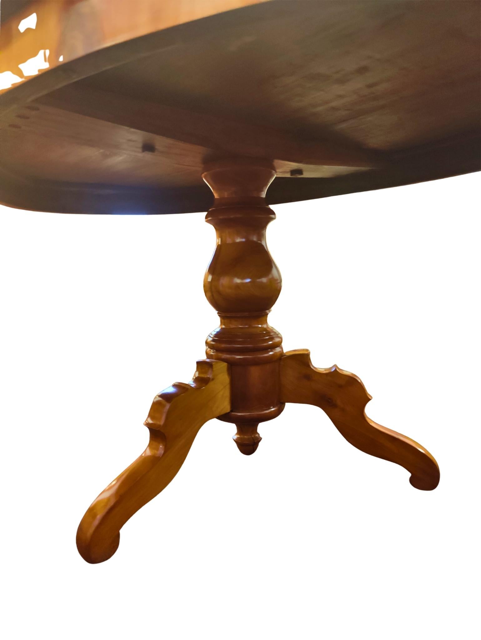 Mesa de comedor ovalada Biedermeier del siglo XIX en madera maciza de cerezo, hacia 1830 en venta 4