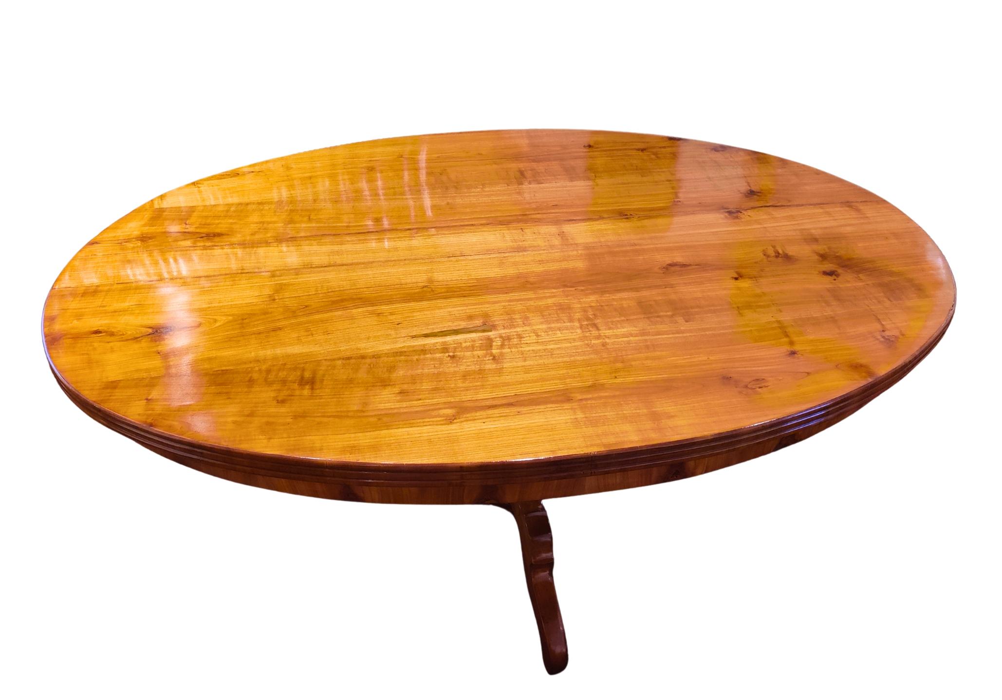 Mesa de comedor ovalada Biedermeier del siglo XIX en madera maciza de cerezo, hacia 1830 Alemán en venta