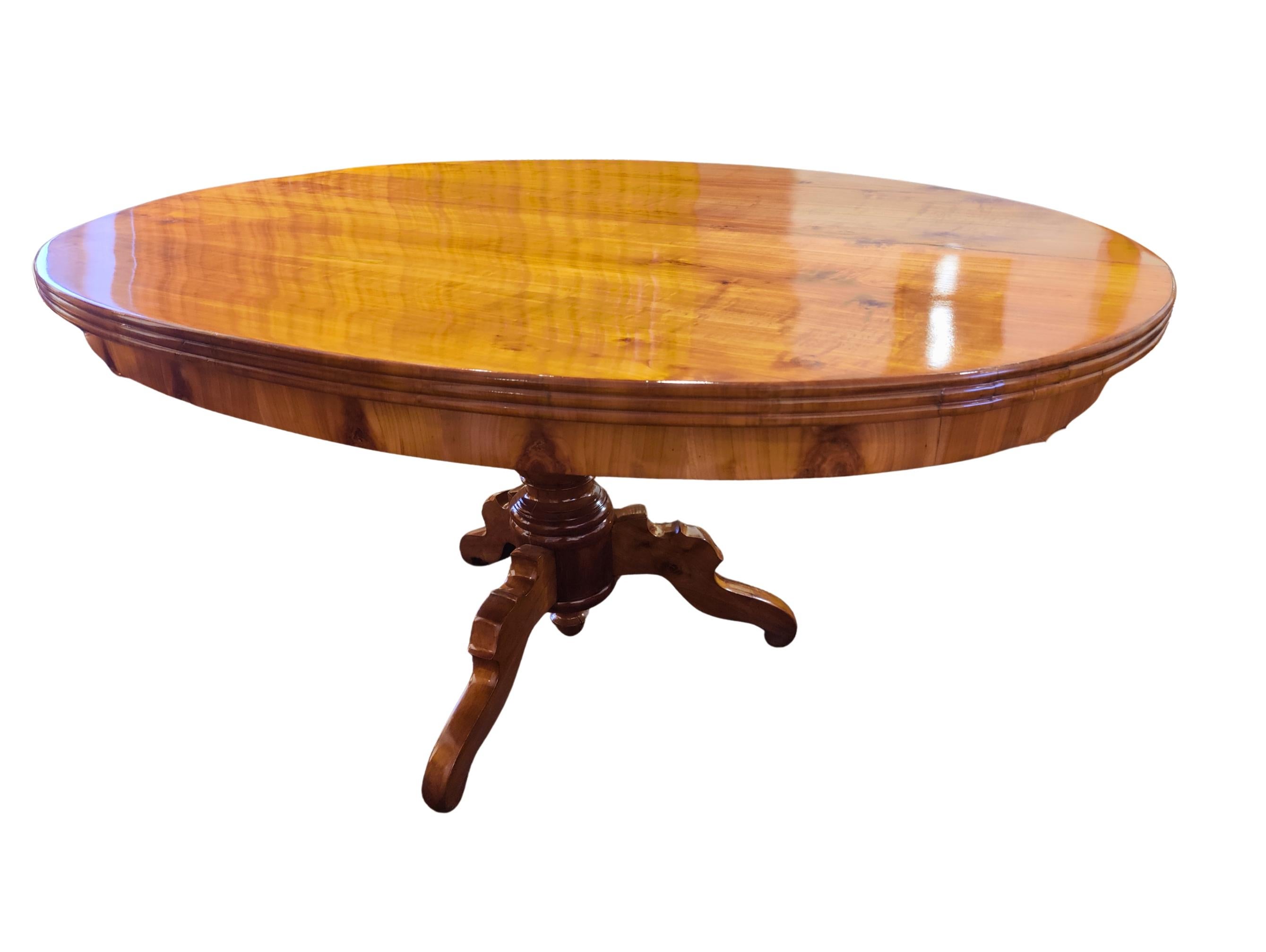 Mesa de comedor ovalada Biedermeier del siglo XIX en madera maciza de cerezo, hacia 1830 Pulido en venta