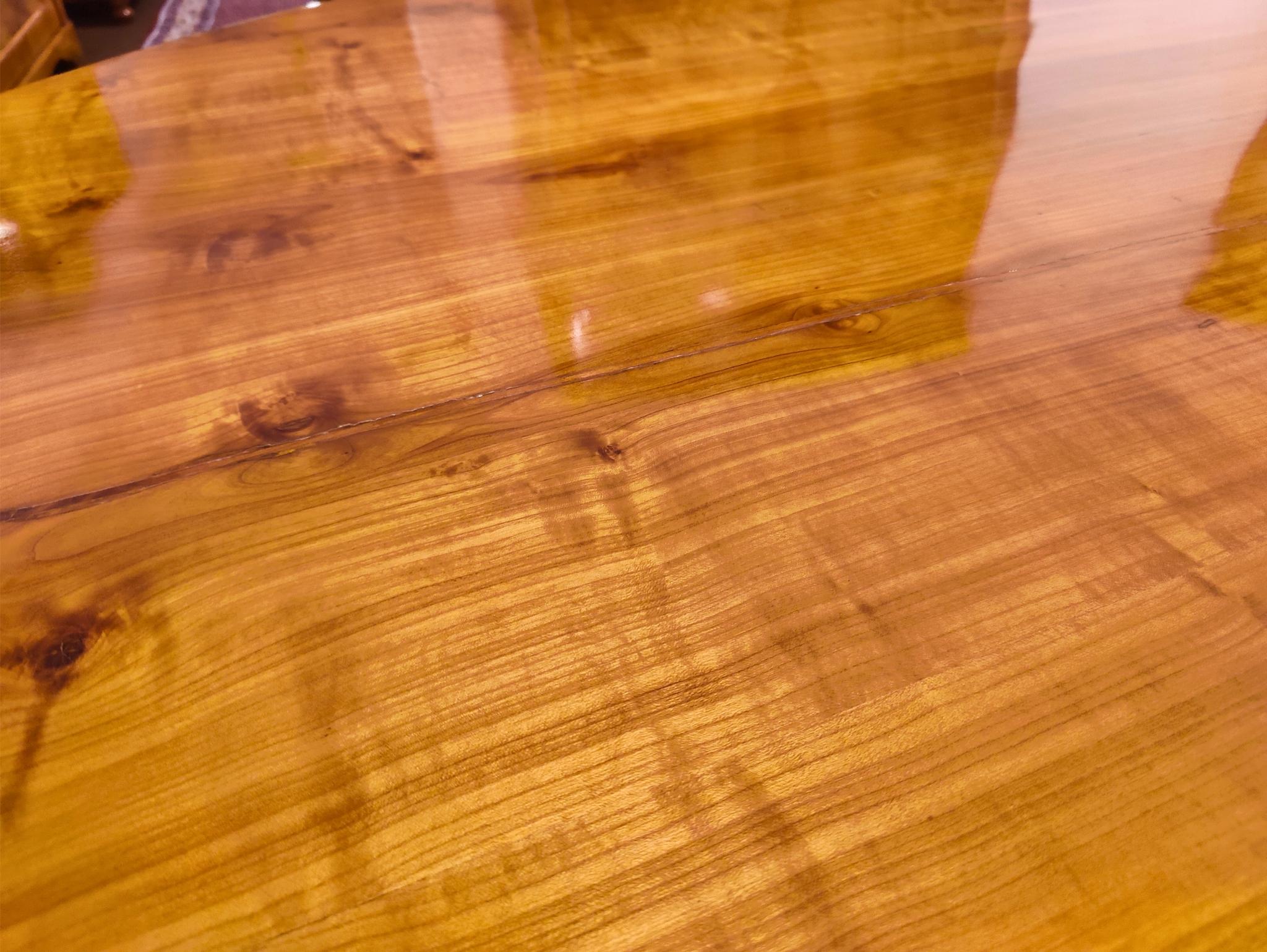Mesa de comedor ovalada Biedermeier del siglo XIX en madera maciza de cerezo, hacia 1830 en venta 1