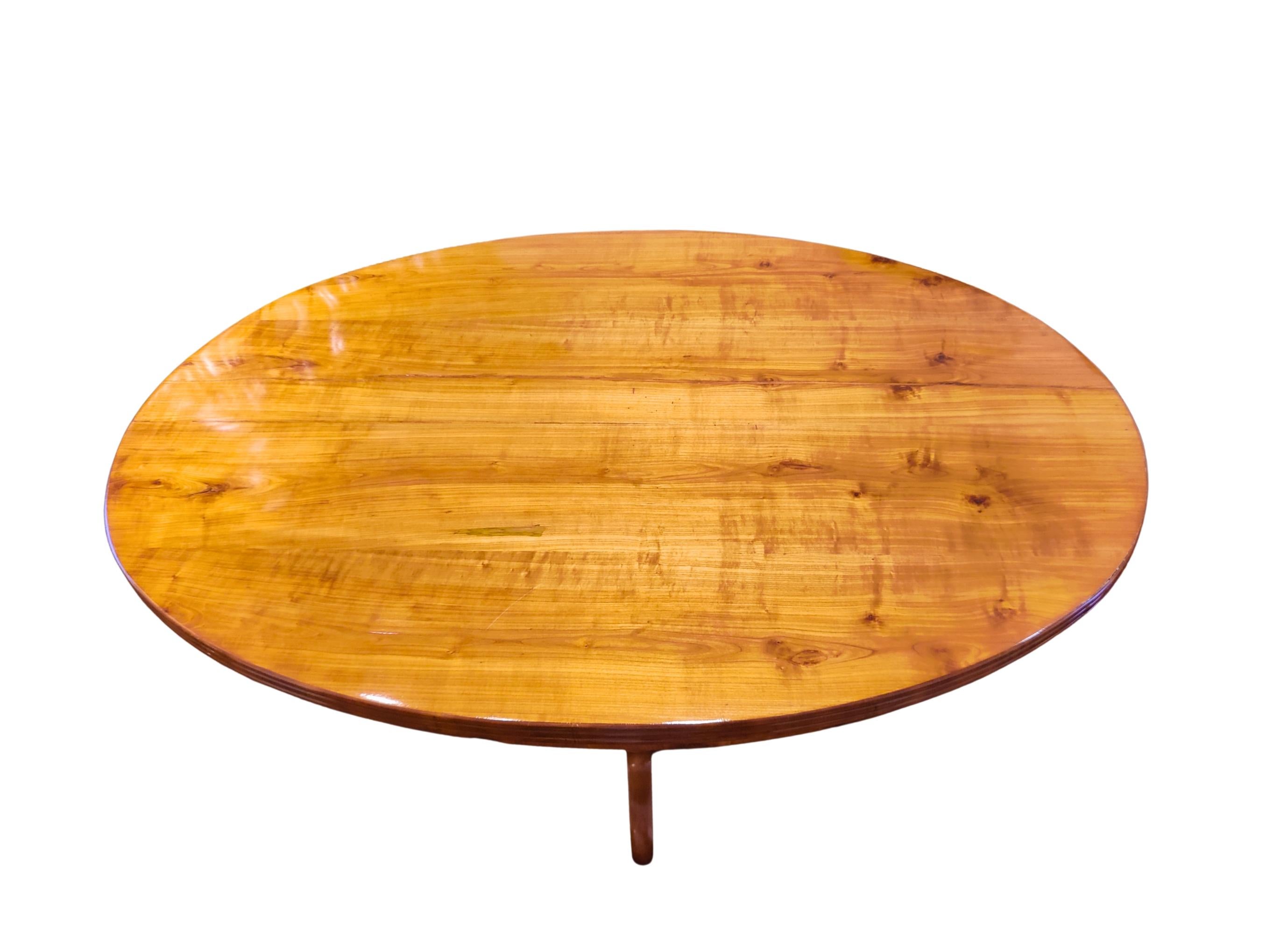 Mesa de comedor ovalada Biedermeier del siglo XIX en madera maciza de cerezo, hacia 1830 en venta 2