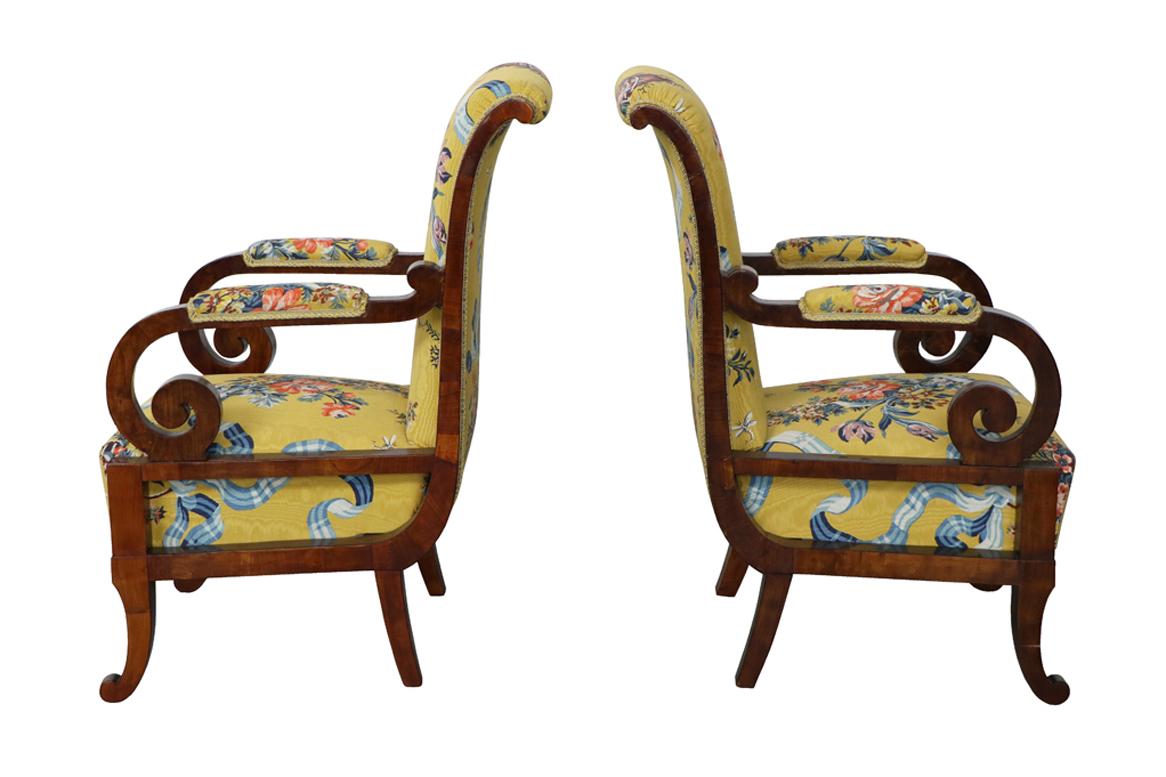 Hallo,
Dieses feine und elegante Paar Wiener Biedermeier-Sessel wurde um 1825 hergestellt.

Das Wiener Biedermeier zeichnet sich durch seine raffinierten Proportionen, sein seltenes und raffiniertes Design und seine hervorragende Handwerkskunst aus