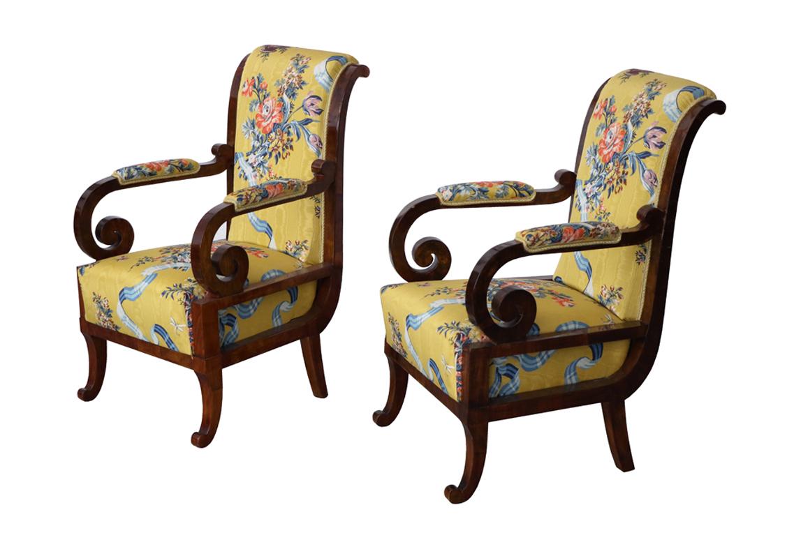 Poli Paire de fauteuils Biedermeier en noyer du XIXe siècle. Vienne, vers 1825. en vente