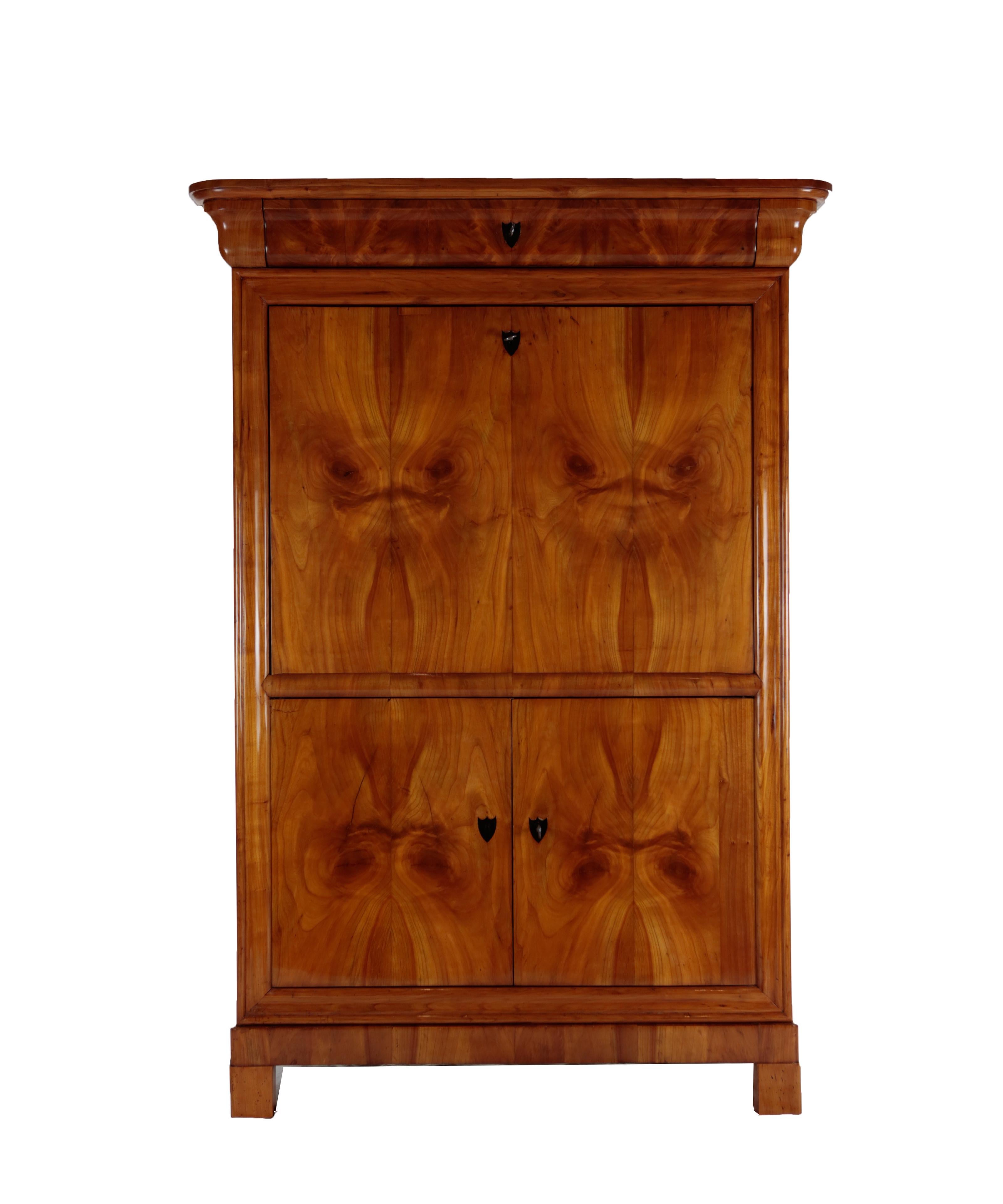Secretary, circa 1830-1840
cherrywood veneer, rounded edges, beautifully bookmarked veneer
2 doors on the bottom, 1 drawer on the top,
small drawers with cherry veneer on the inside
Restored residential-ready state
French shellac hand