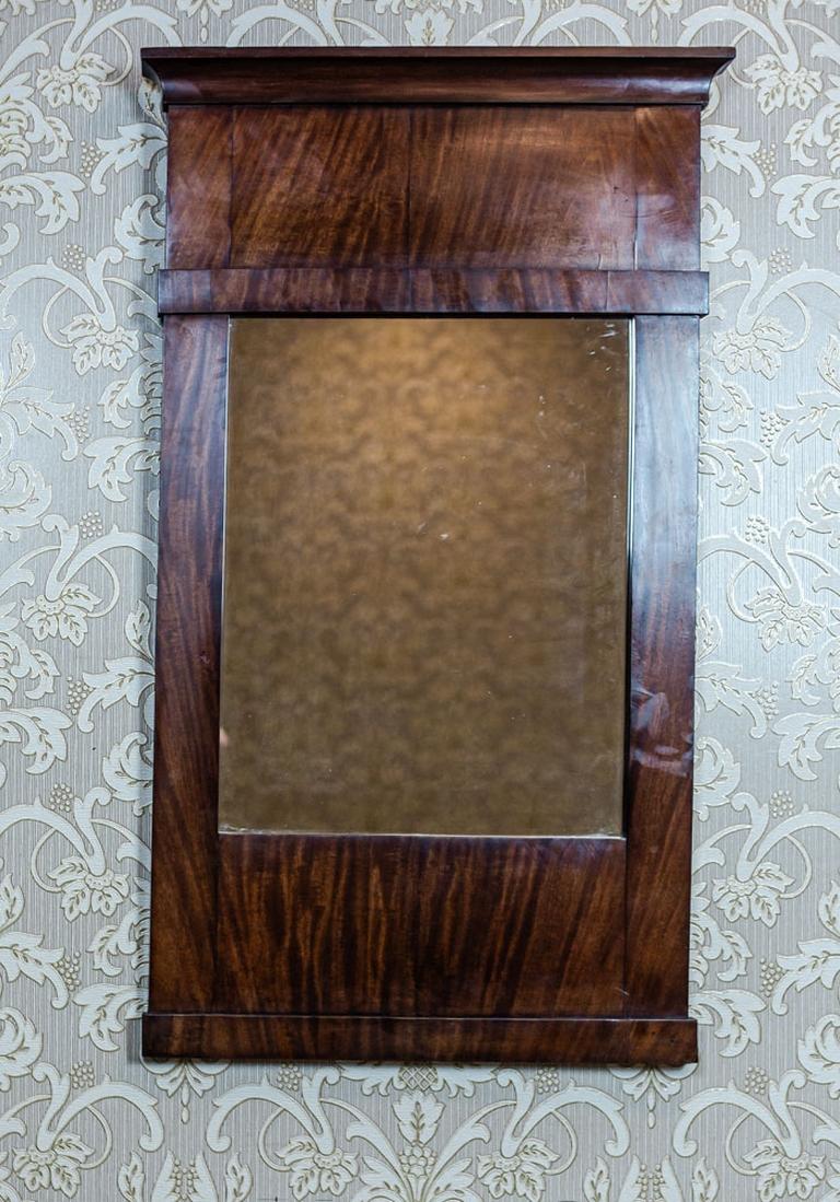 Verre de quai Biedermeier du 19e siècle dans un cadre en acajou brun foncé

Nous vous présentons un miroir dans un cadre rectangulaire en bois plaqué d'acajou.
L'ensemble date de la 2e moitié du 19e siècle.
Le cadre est de forme modeste et
