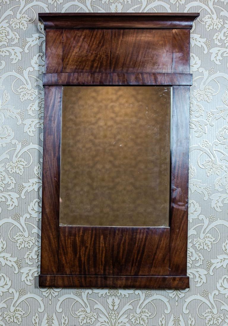 Vetro da molo Biedermeier con cornice in mogano, fine XIX secolo

Specchio con cornice rettangolare in legno impiallacciato di mogano, datato alla seconda metà del XIX secolo. La cornice presenta un modesto design geometrico sormontato da una