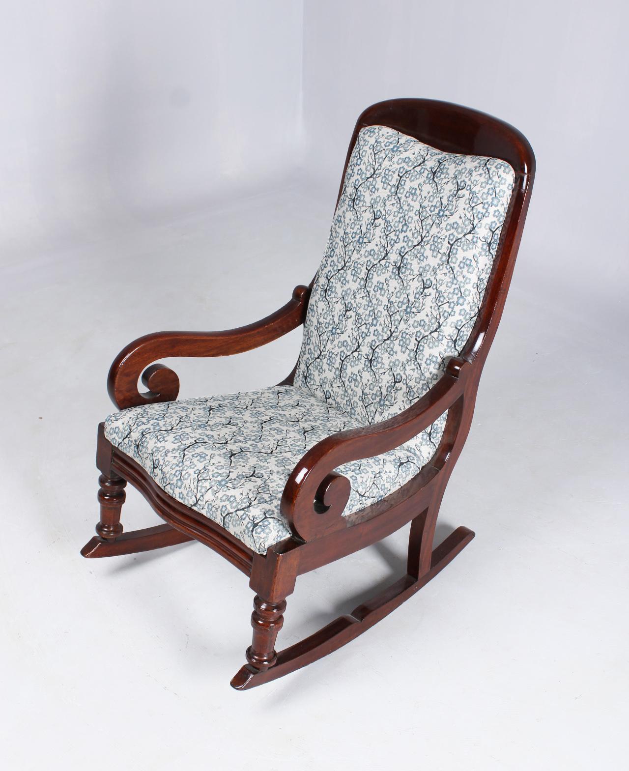 19th century antique rocking chair

North Germany
Mahogany
Late Biedermeier, around 1840

Dimensions:
Height: 97 cm, width: 57 cm

Description:
Rocking chair standing on runners with turned front legs and straight back legs ending in an