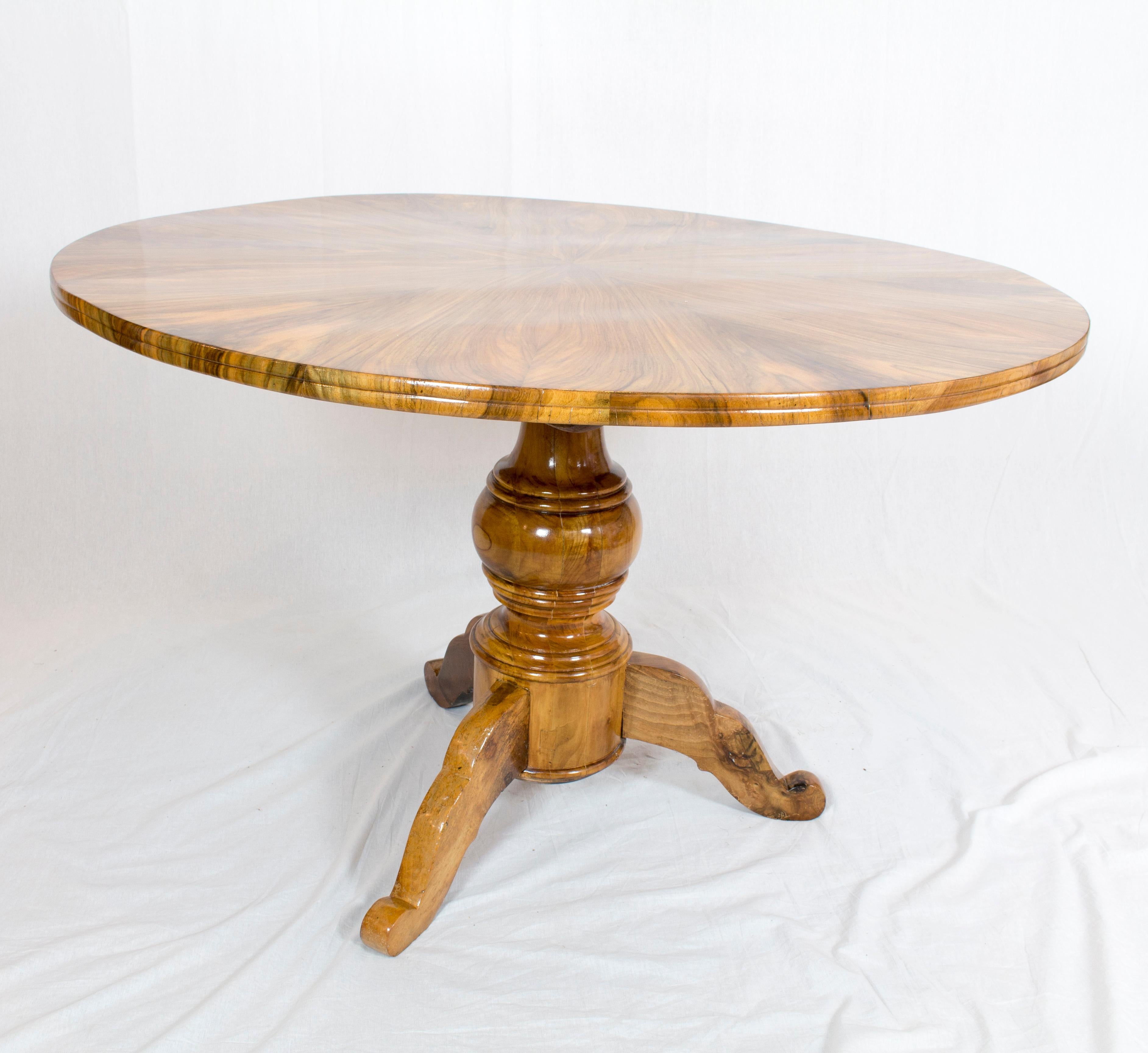 19th Century Biedermeier Round / Centre Walnut Table 1