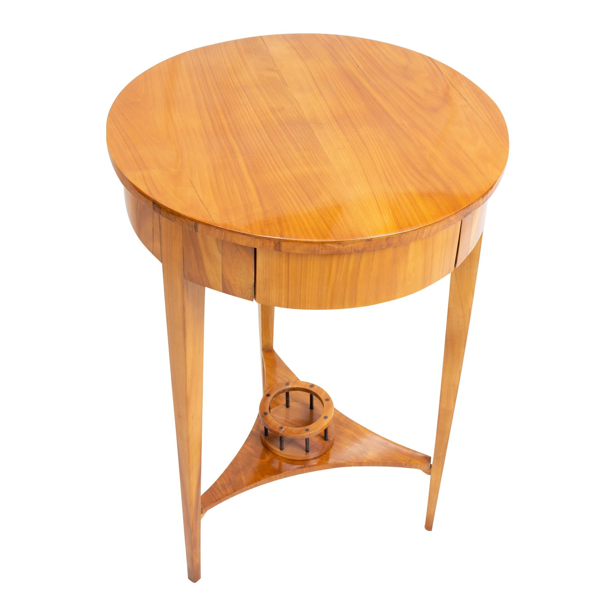 Beautiful exclusive early Biedermeier drum sewing table / side table in cherry veneer and solid wood. In the body there is a drawer with a division. In very good handpolished restored condition.