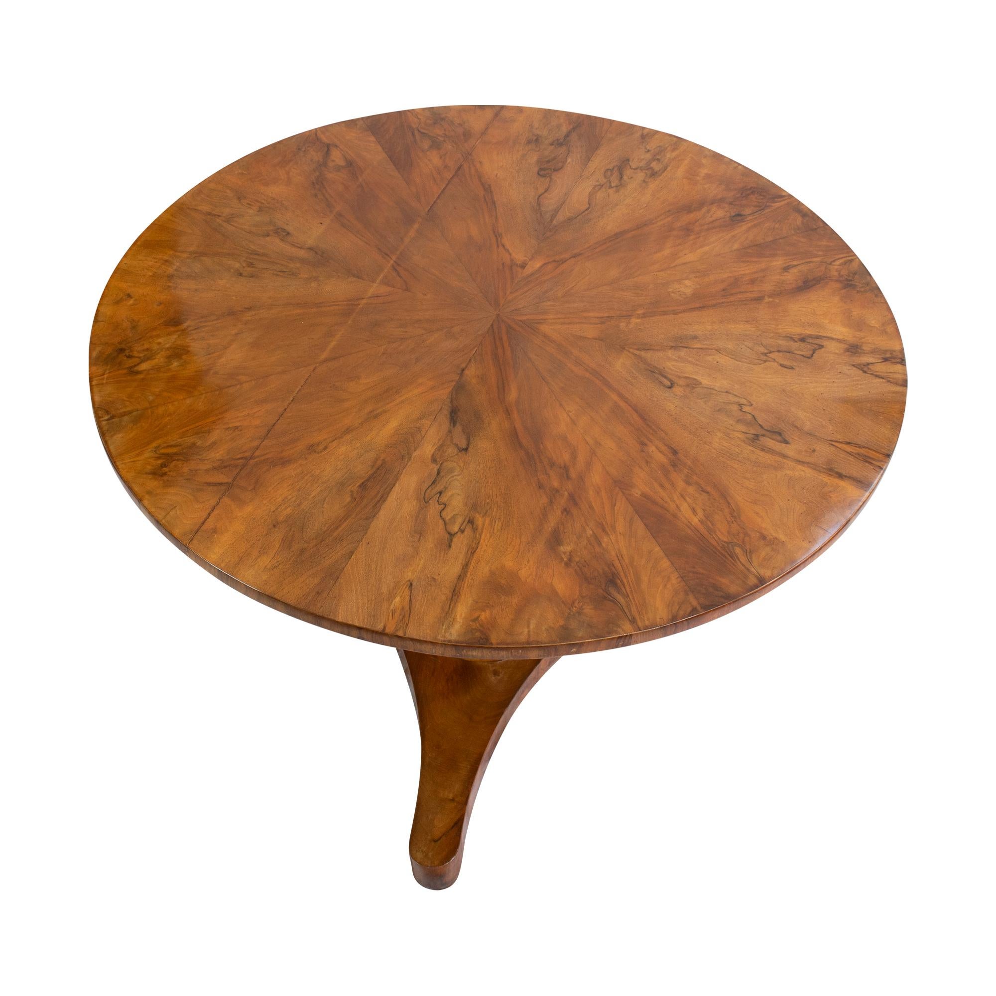 Round Biedermeier salon table from the Biedermeier period around 1820. The table is made of walnut / walnut veneer on spruce wood. The table top can be turned off without tools using the original wooden thread. The table is in a good restored