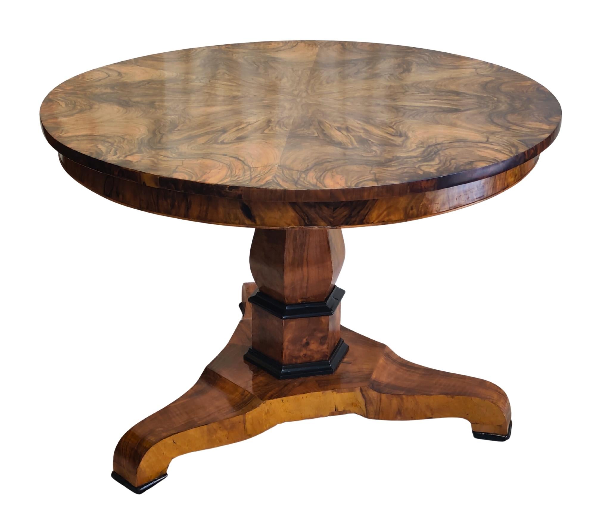 Tedesco Tavolo da salotto rotondo in noce Biedermeier del XIX secolo in vendita