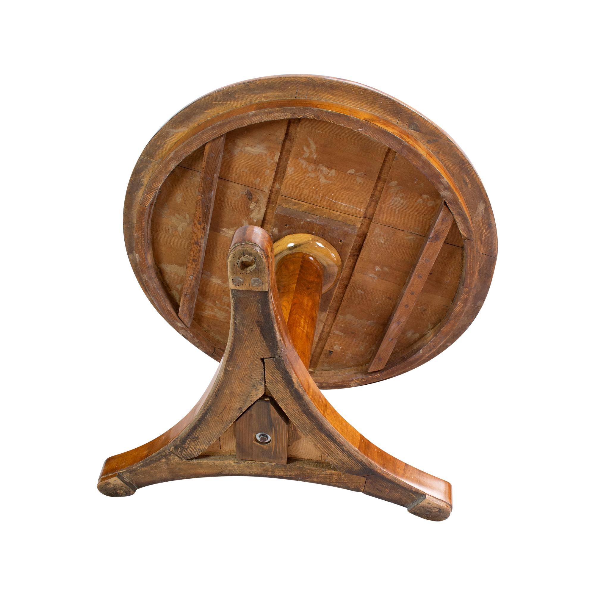 Polished 19th Century Biedermeier Round Salon Walnut Table For Sale
