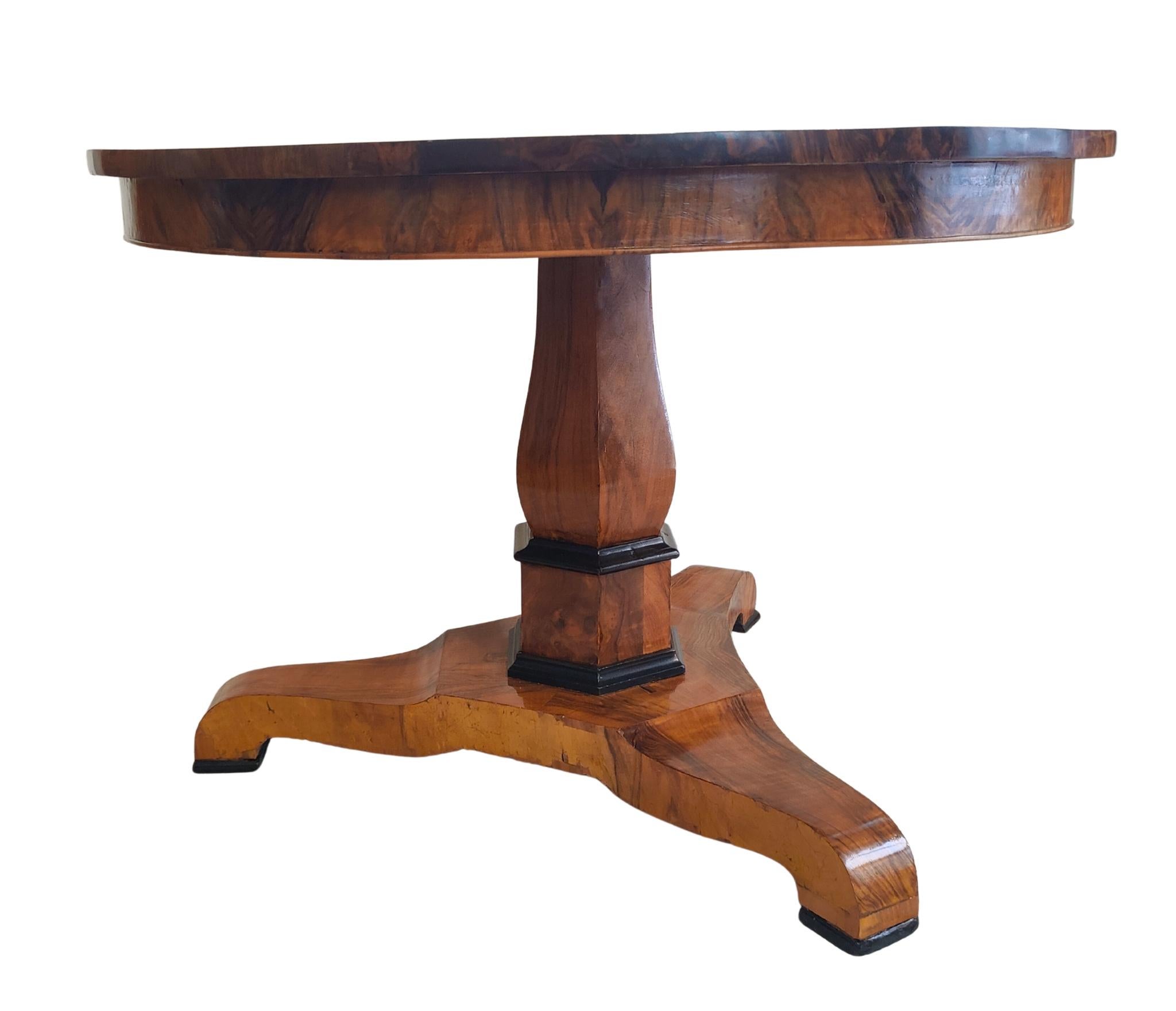 Lucidato Tavolo da salotto rotondo in noce Biedermeier del XIX secolo in vendita