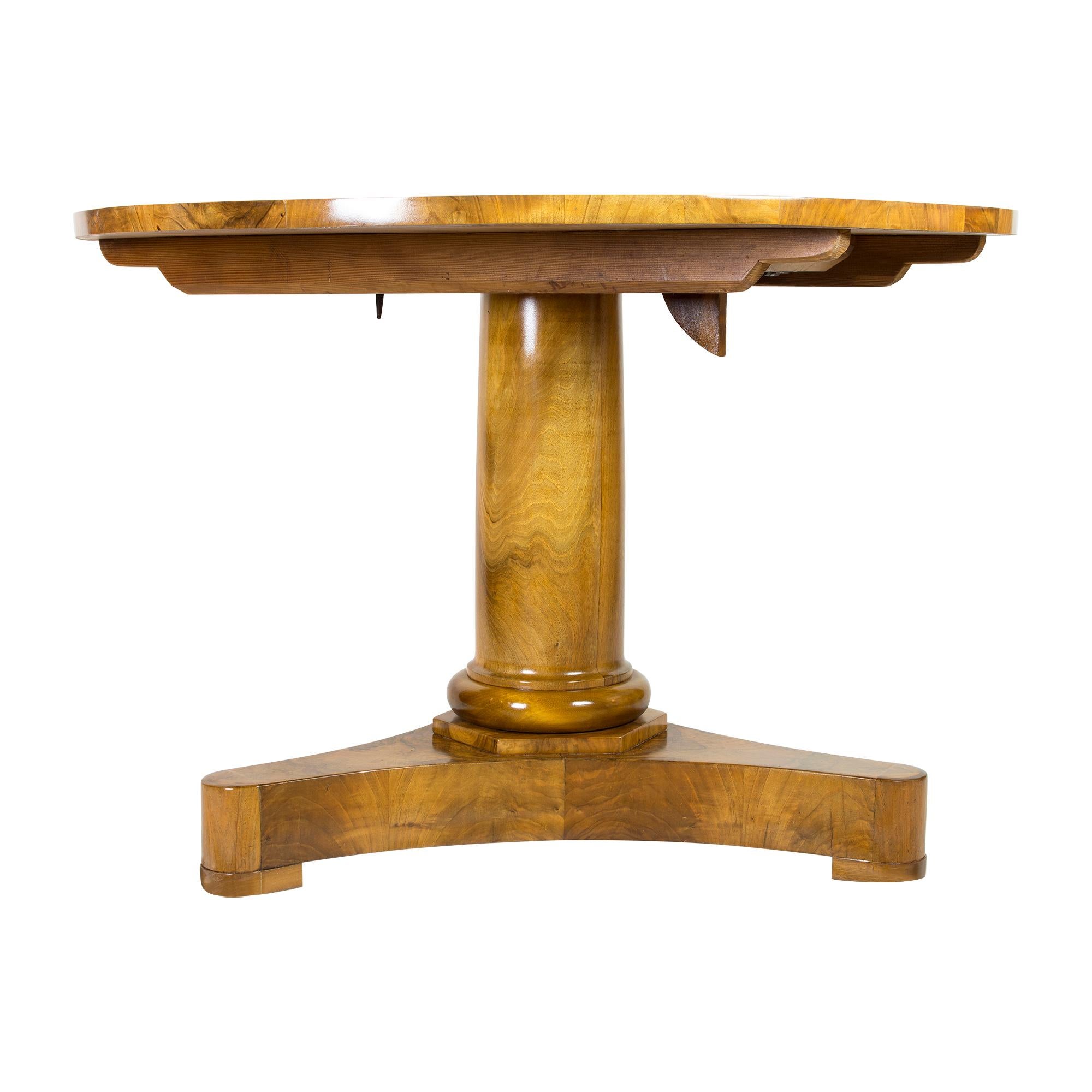 19th Century Biedermeier Round Salon Walnut Table In Good Condition For Sale In Darmstadt, DE