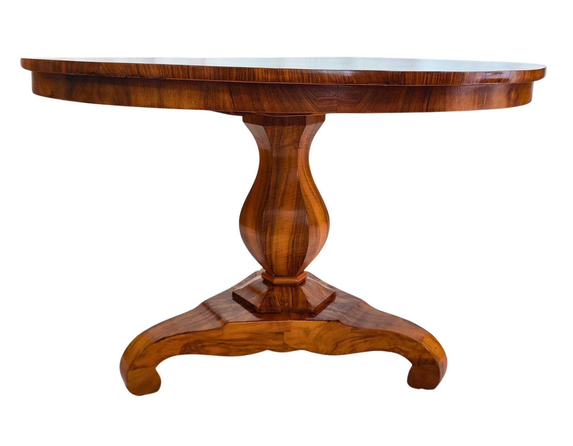 19th Century Biedermeier Round Salon Walnut Table In Good Condition For Sale In Darmstadt, DE