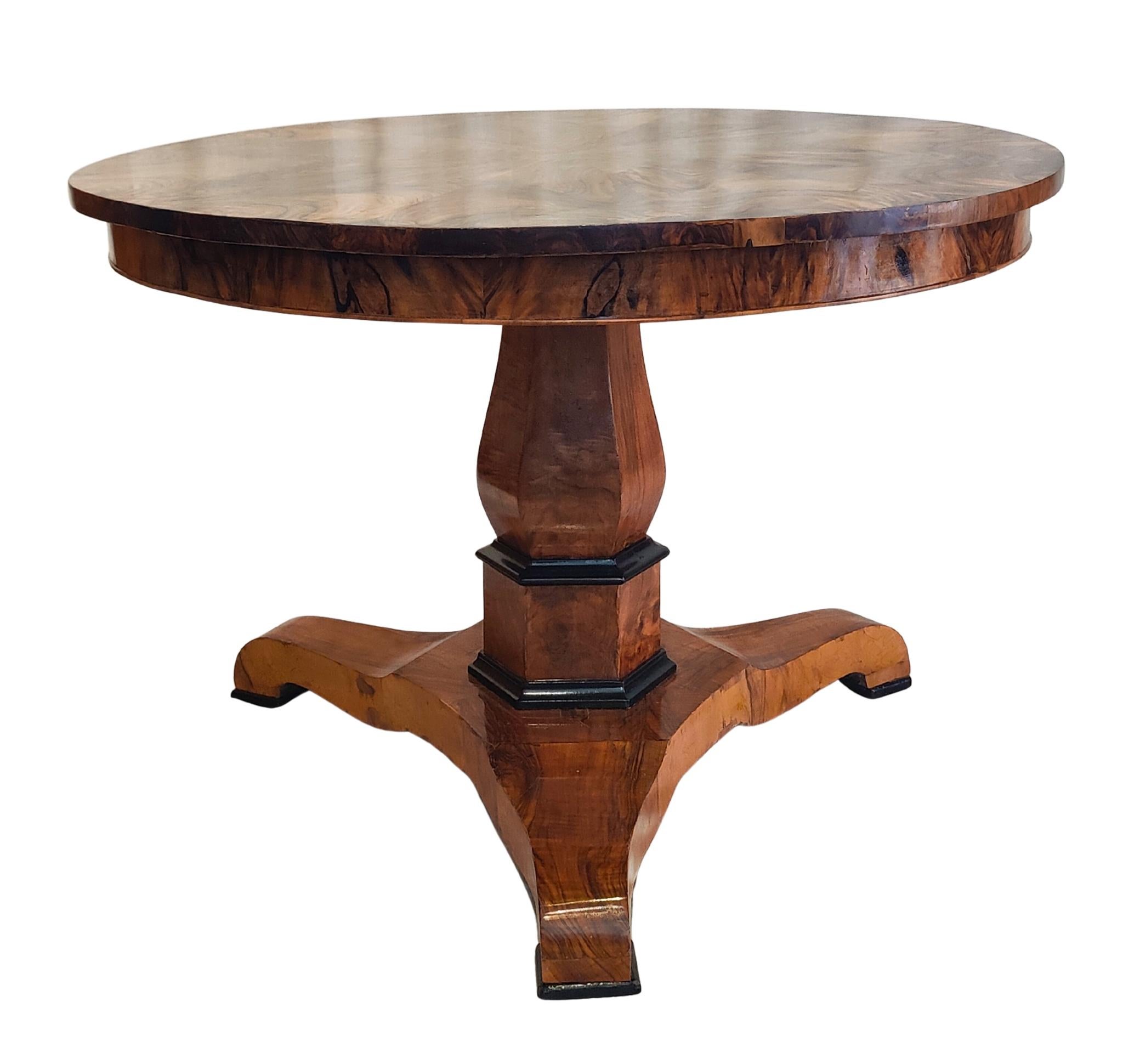 Tavolo da salotto rotondo in noce Biedermeier del XIX secolo In condizioni buone in vendita a Darmstadt, DE