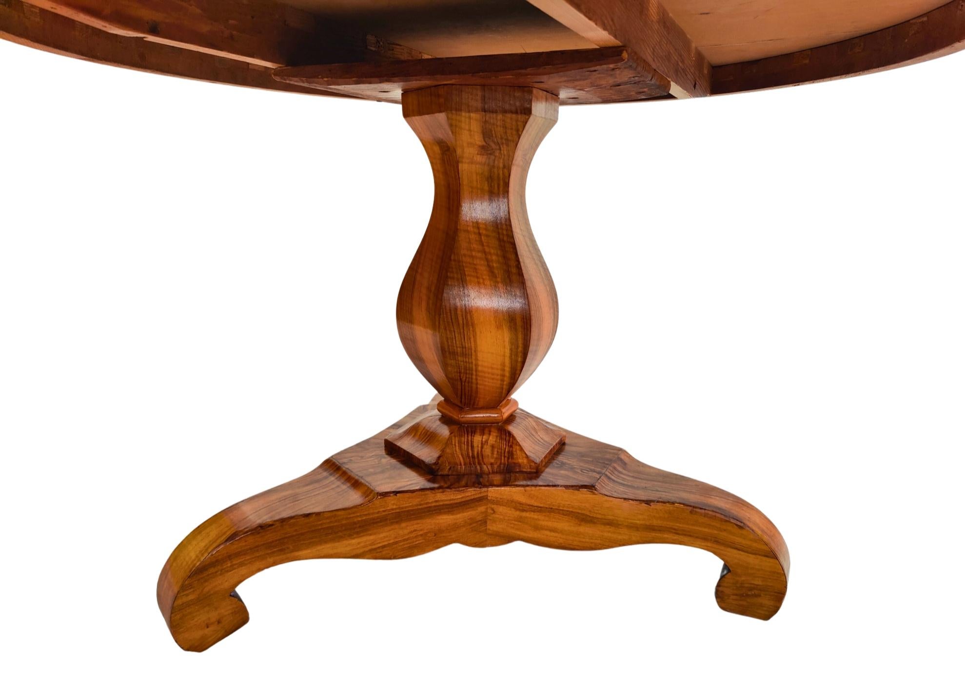 19th Century Biedermeier Round Salon Walnut Table For Sale 1