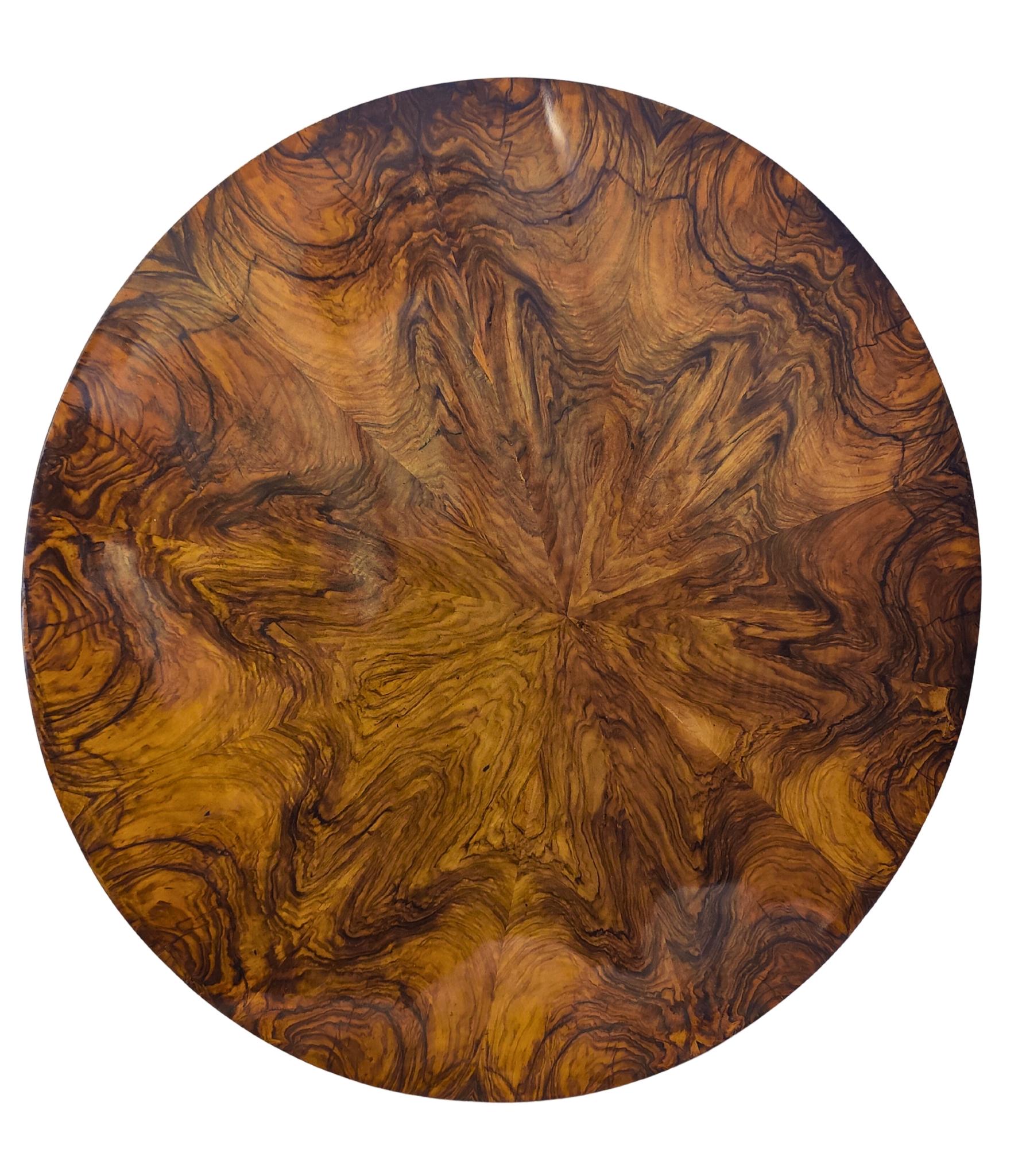 Noce Tavolo da salotto rotondo in noce Biedermeier del XIX secolo in vendita