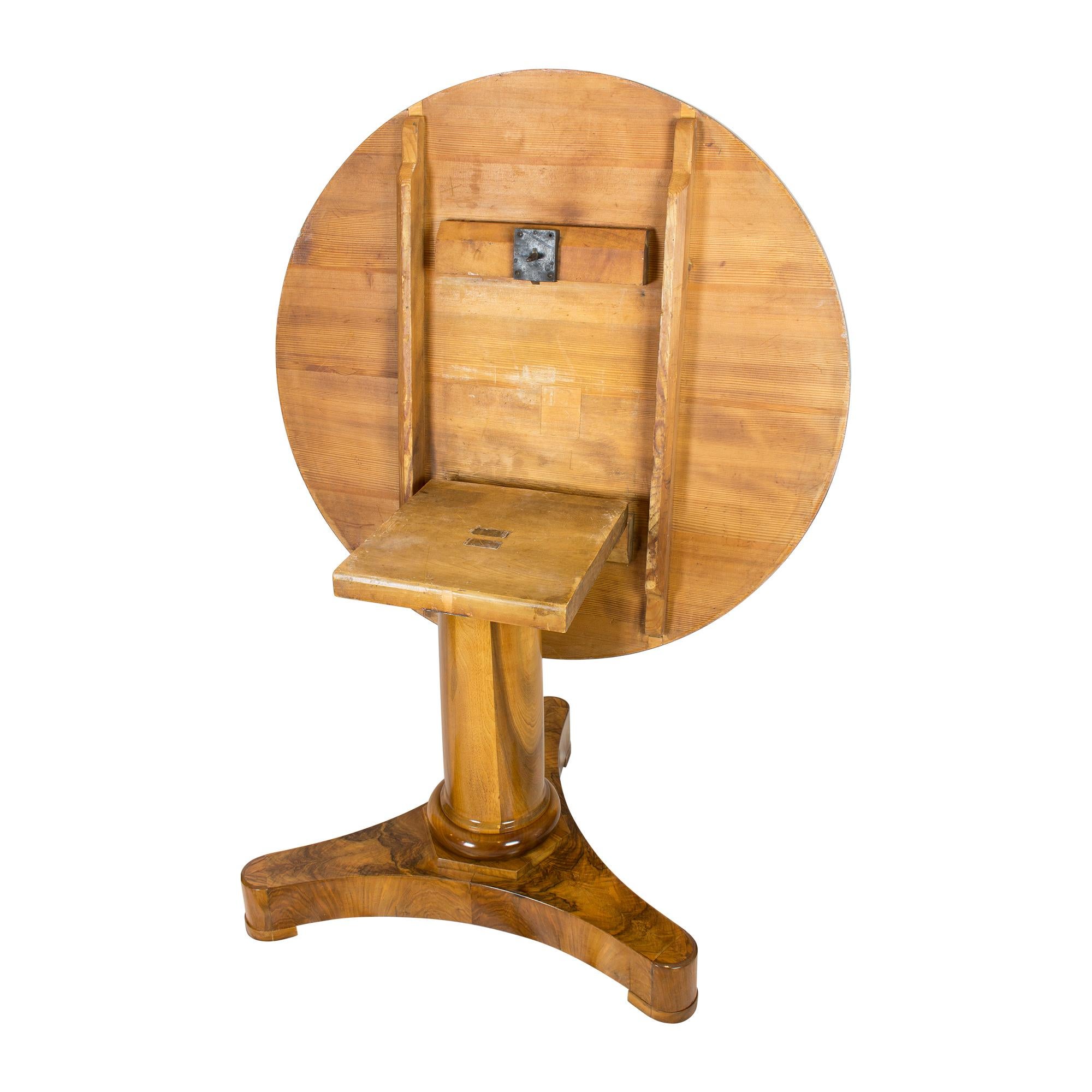 19th Century Biedermeier Round Salon Walnut Table For Sale 1